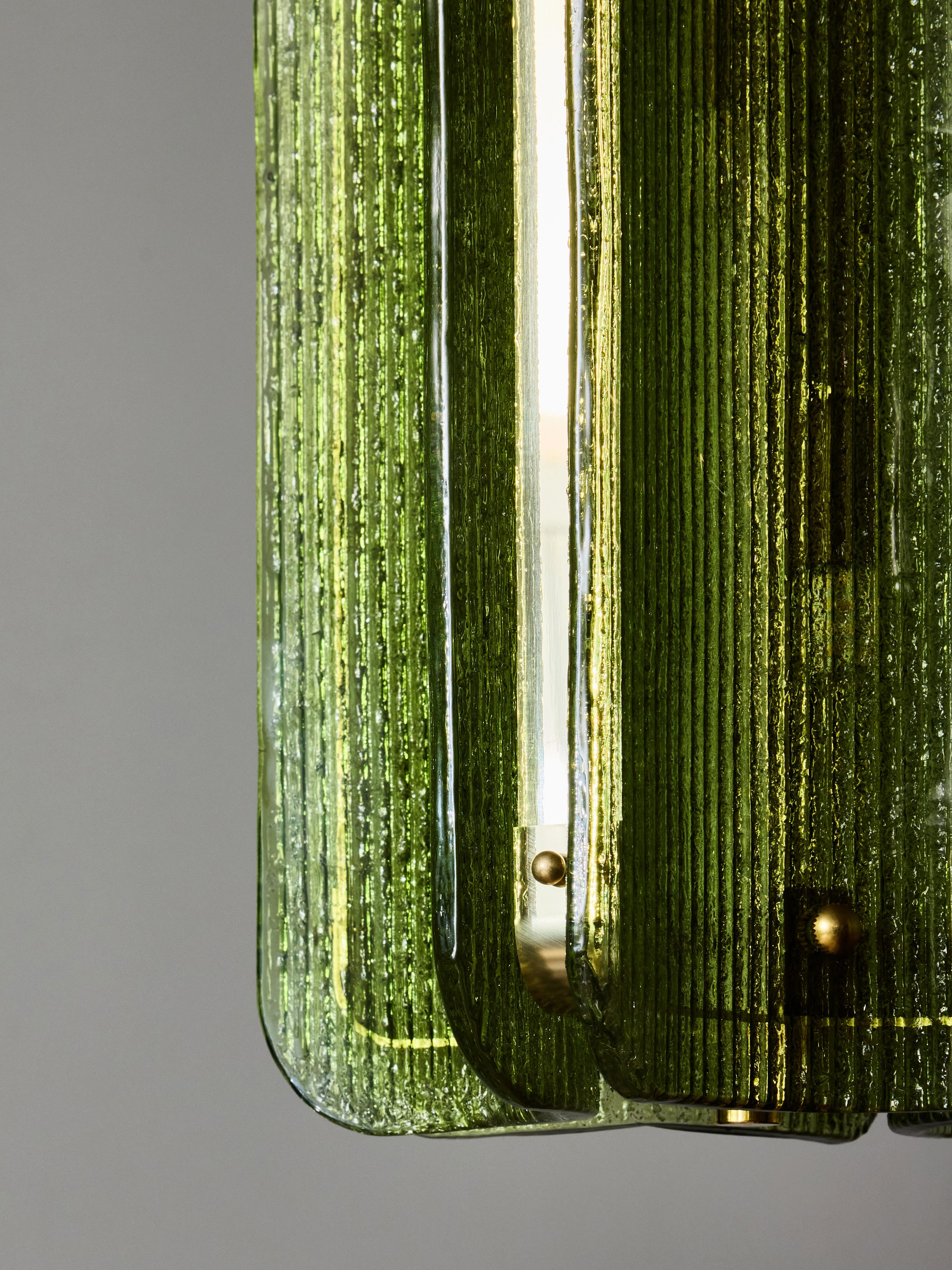 Colgante de cristal de Murano texturado y latón en color verde Latón en venta