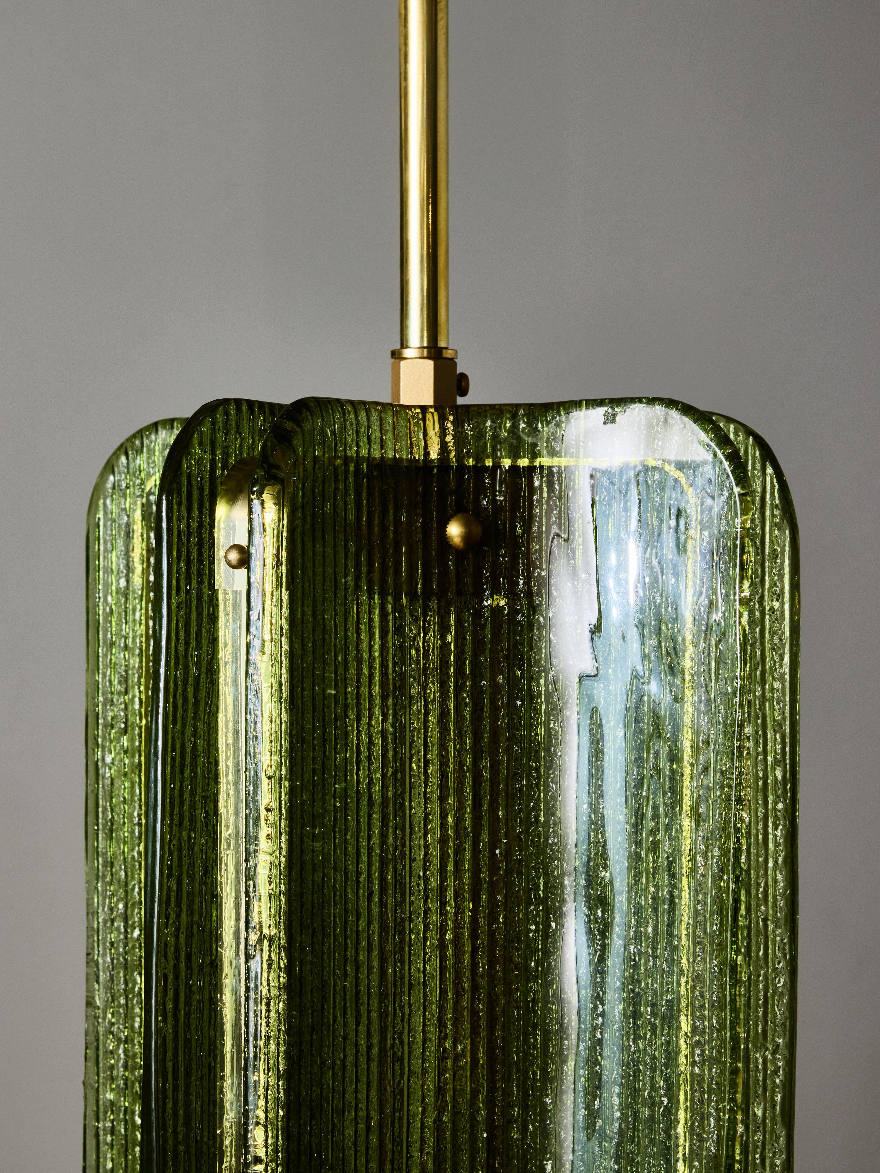 Colgante de cristal de Murano texturado y latón en color verde en venta 1