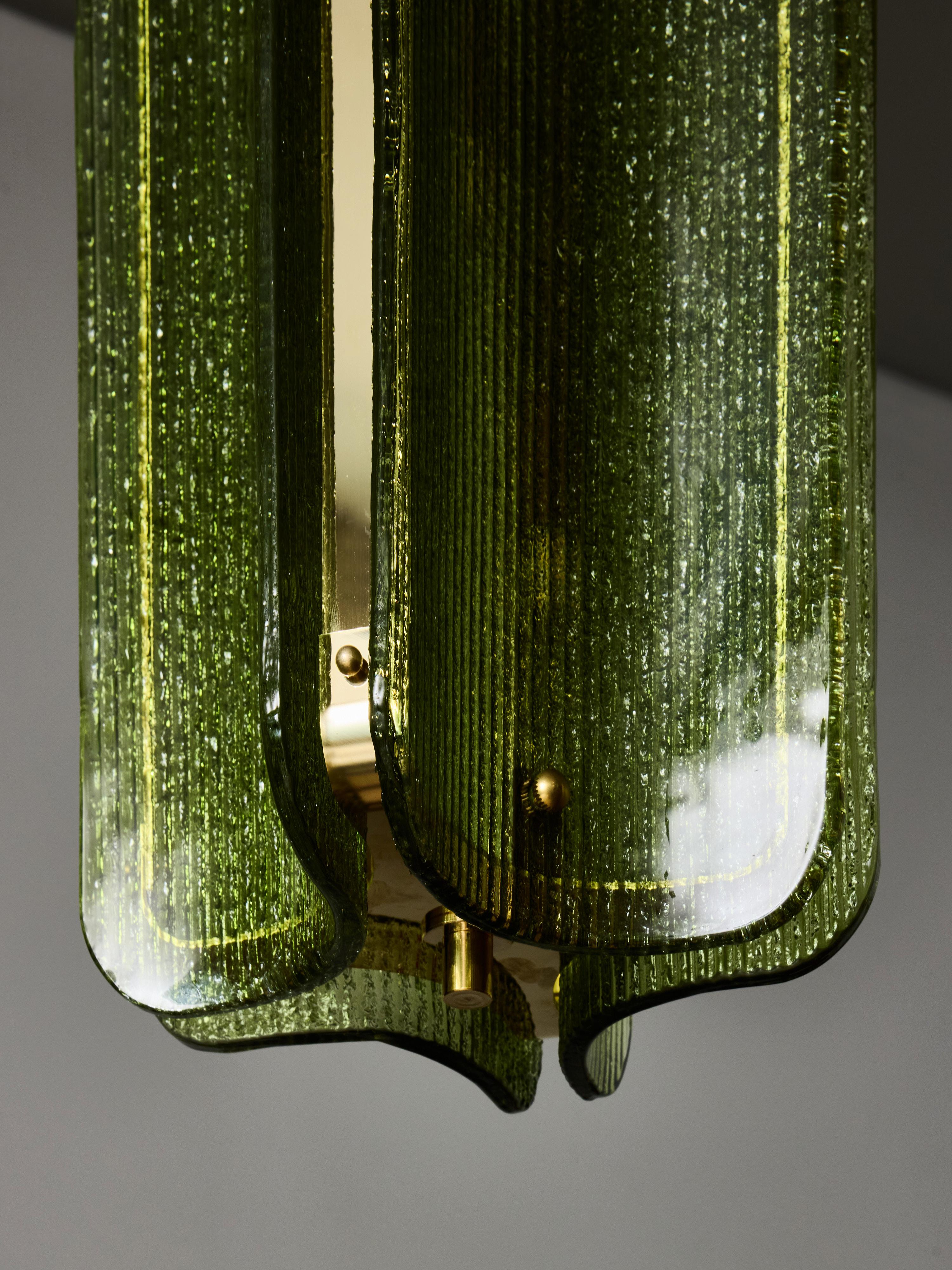 Colgante de cristal de Murano texturado y latón en color verde en venta 2