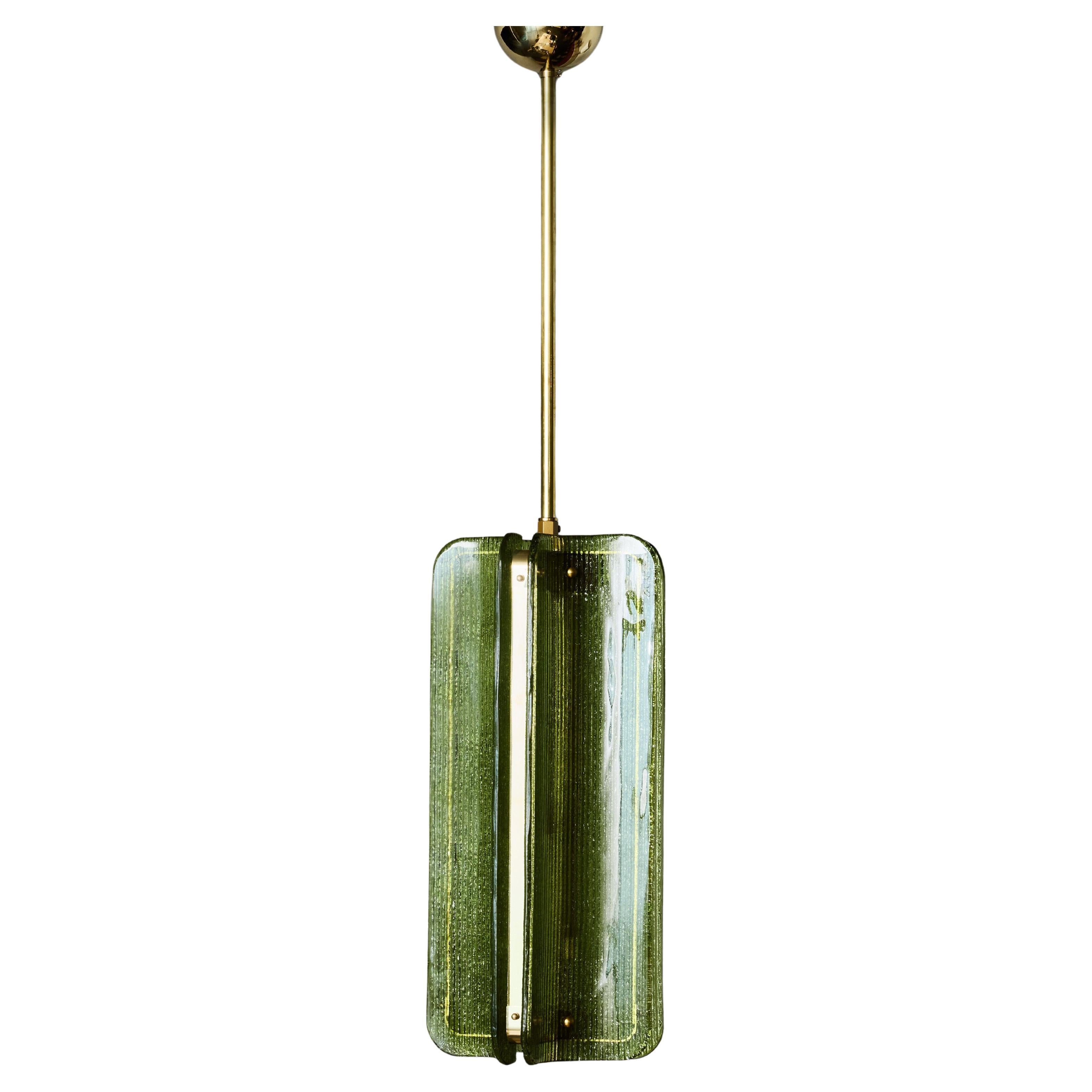 Pendentif en verre Murano et laiton texturé de couleur verte