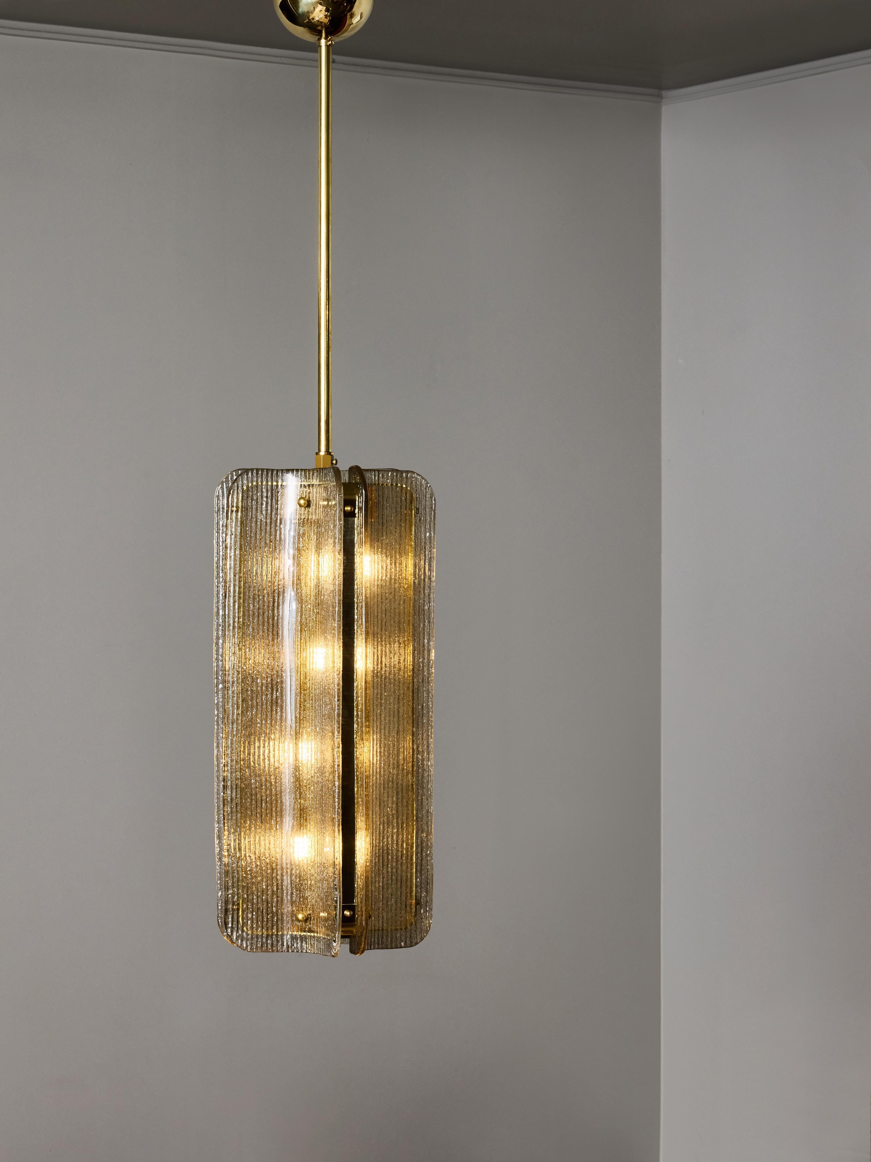 Moderne Pendentif en verre de Murano texturé et laiton de couleur fumée en vente