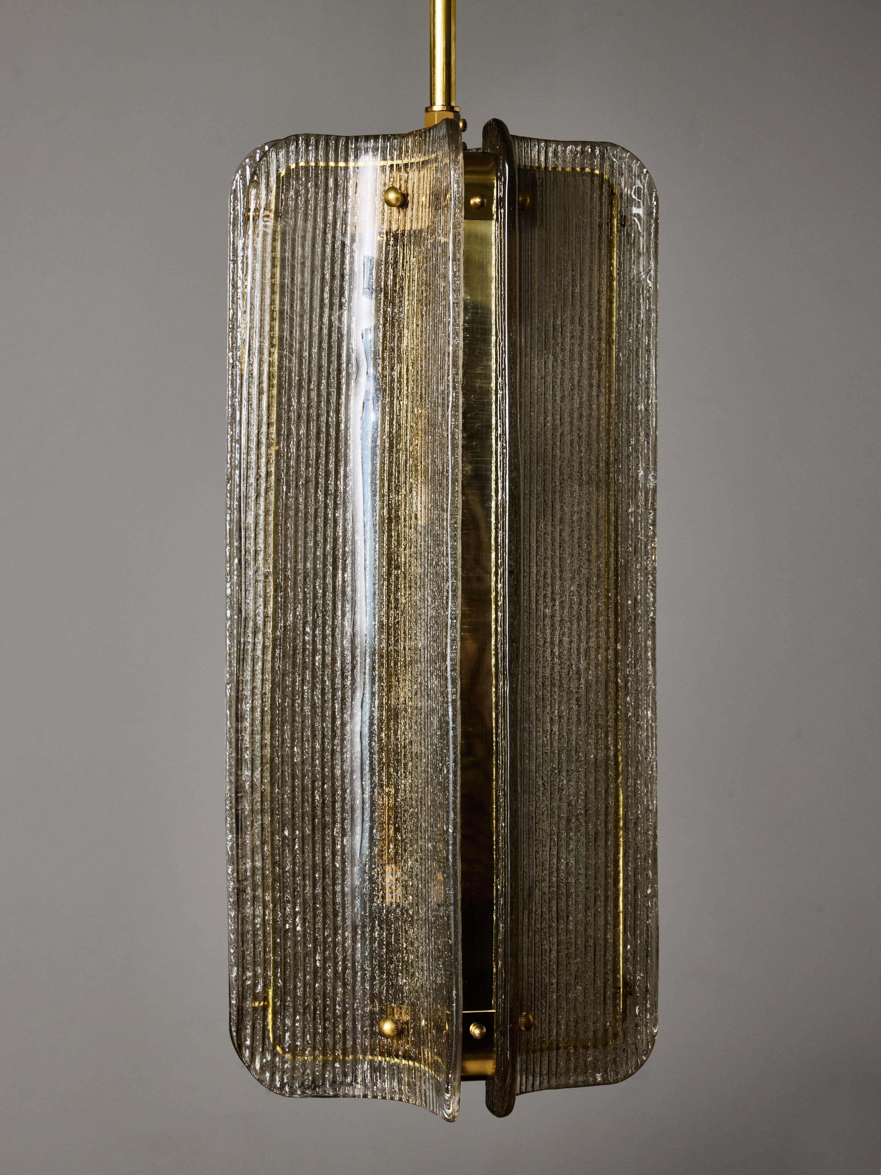 italien Pendentif en verre de Murano texturé et laiton de couleur fumée en vente