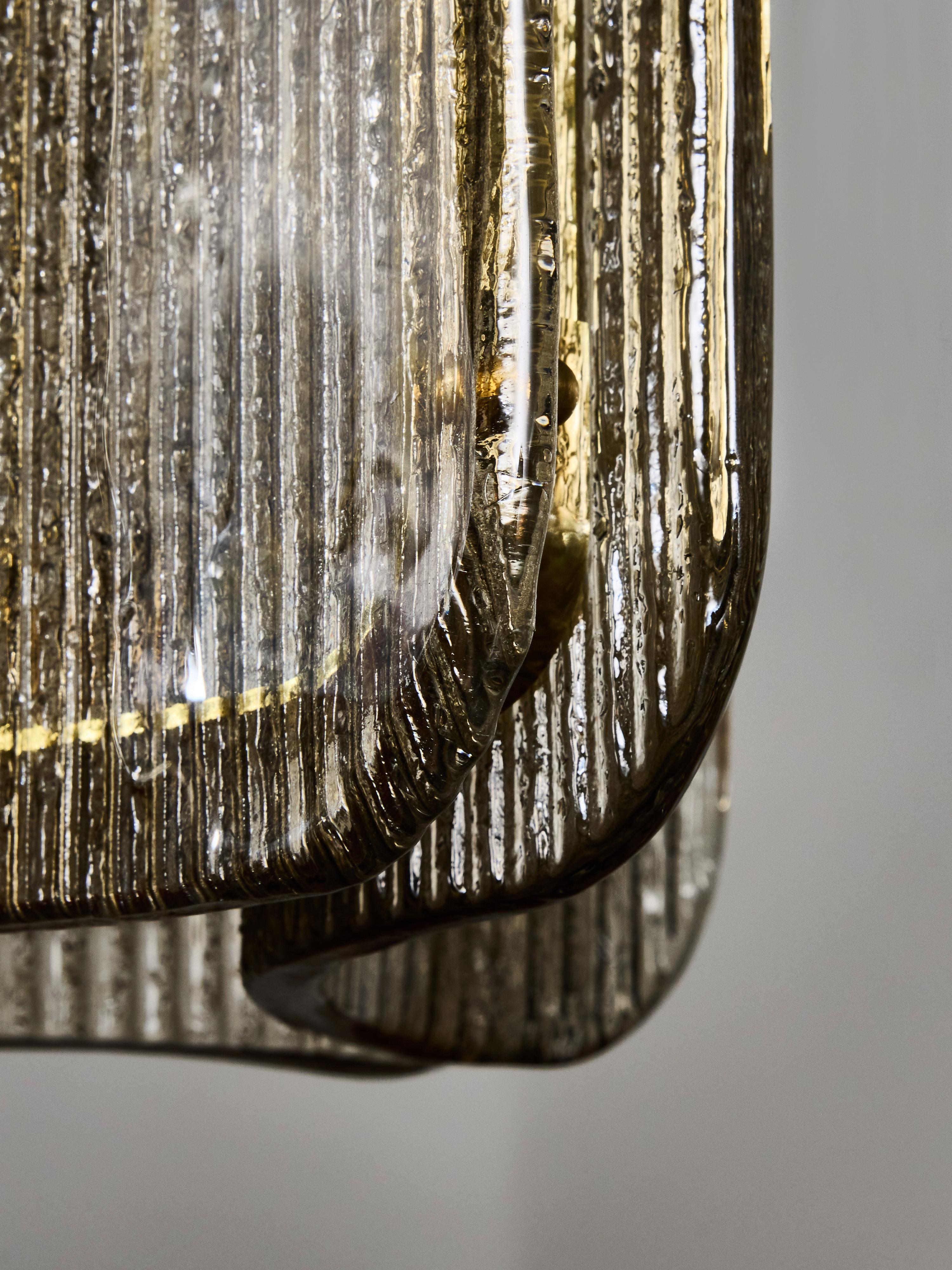 XXIe siècle et contemporain Pendentif en verre de Murano texturé et laiton de couleur fumée en vente