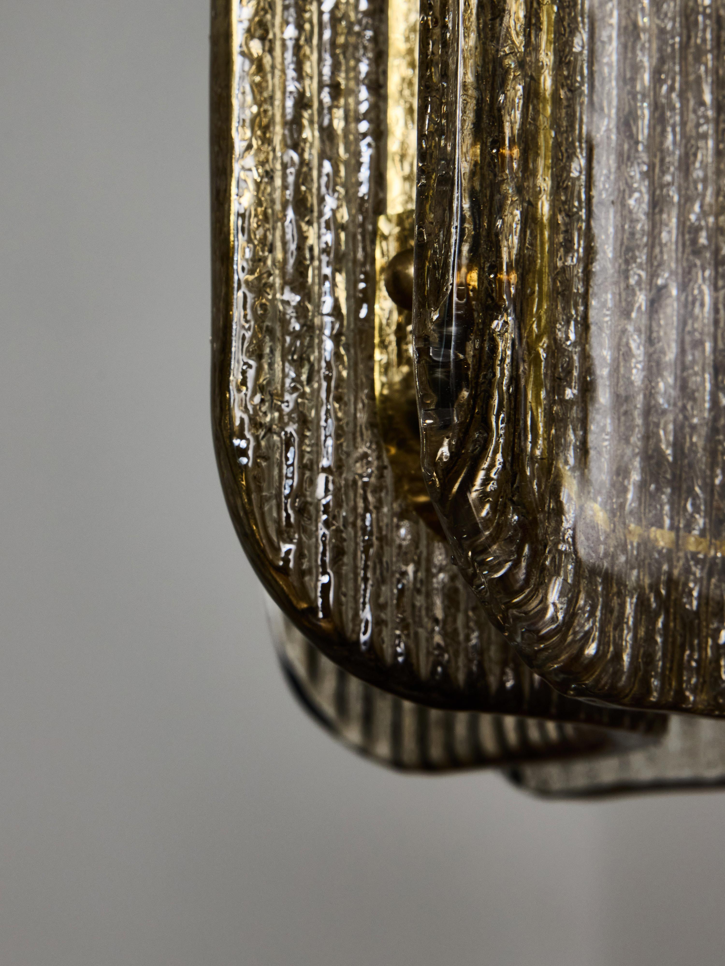 Laiton Pendentif en verre de Murano texturé et laiton de couleur fumée en vente