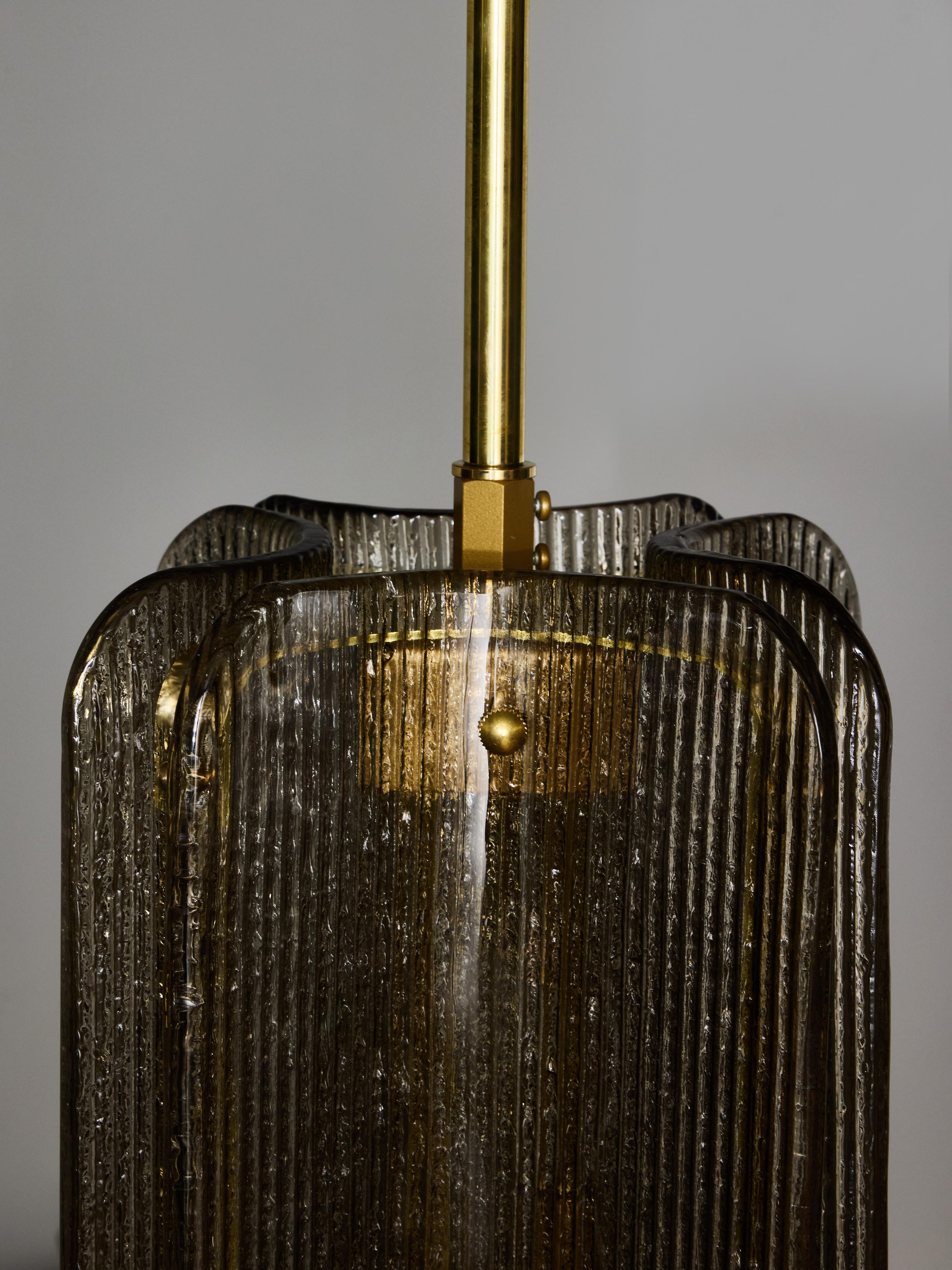 Pendentif en verre de Murano texturé et laiton de couleur fumée en vente 1