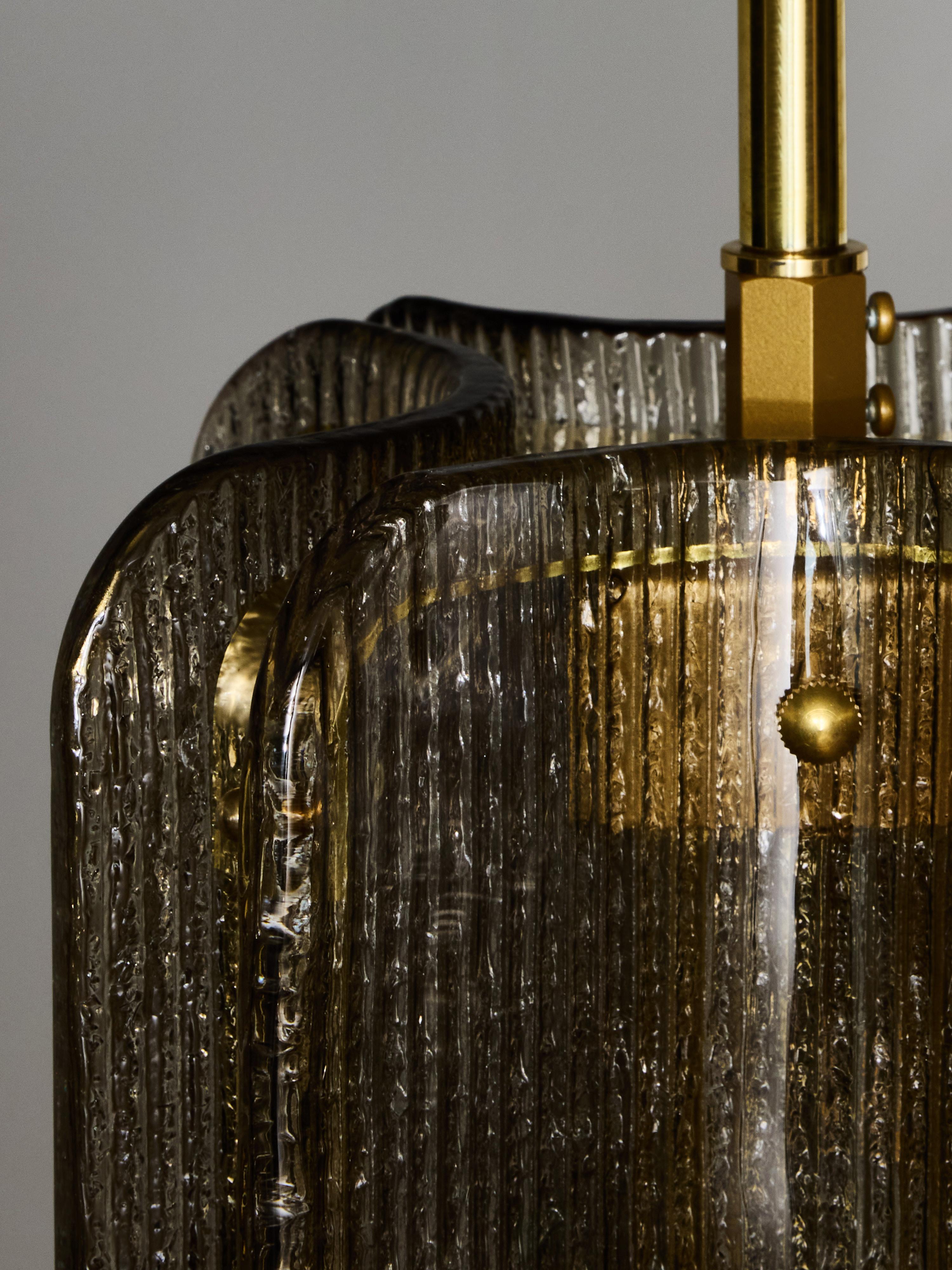 Pendentif en verre de Murano texturé et laiton de couleur fumée en vente 2