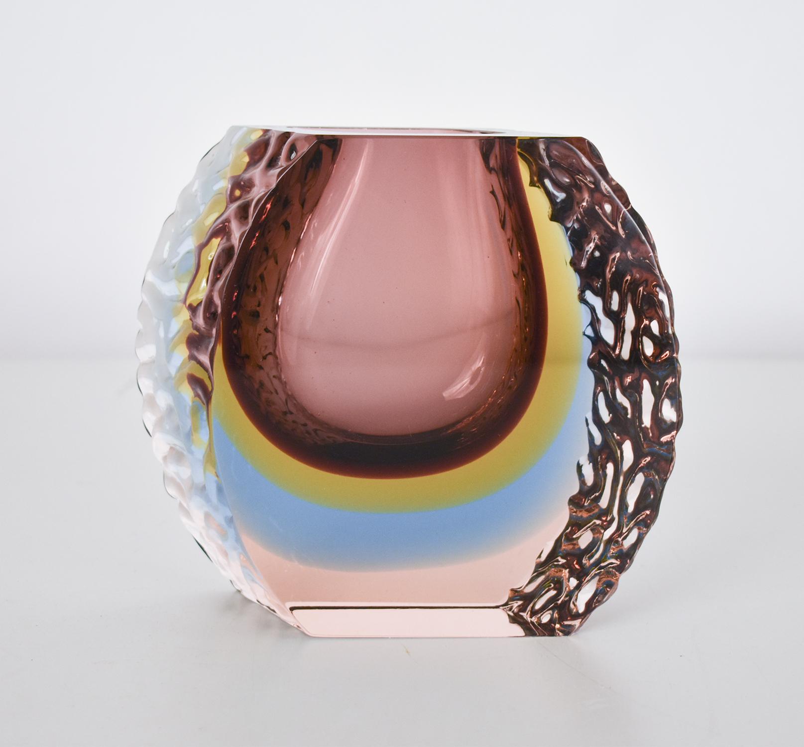  Vase aus Murano-Kunstglas aus der Mitte des Jahrhunderts, Mandruzzato zugeschrieben, ca. 1980er Jahre. Die 
 Die Kombination der drei Farben ist faszinierend.
 Lila, gelb und blau und auch ein helleres Lila am unteren Rand.
 Je mehr Farben, desto