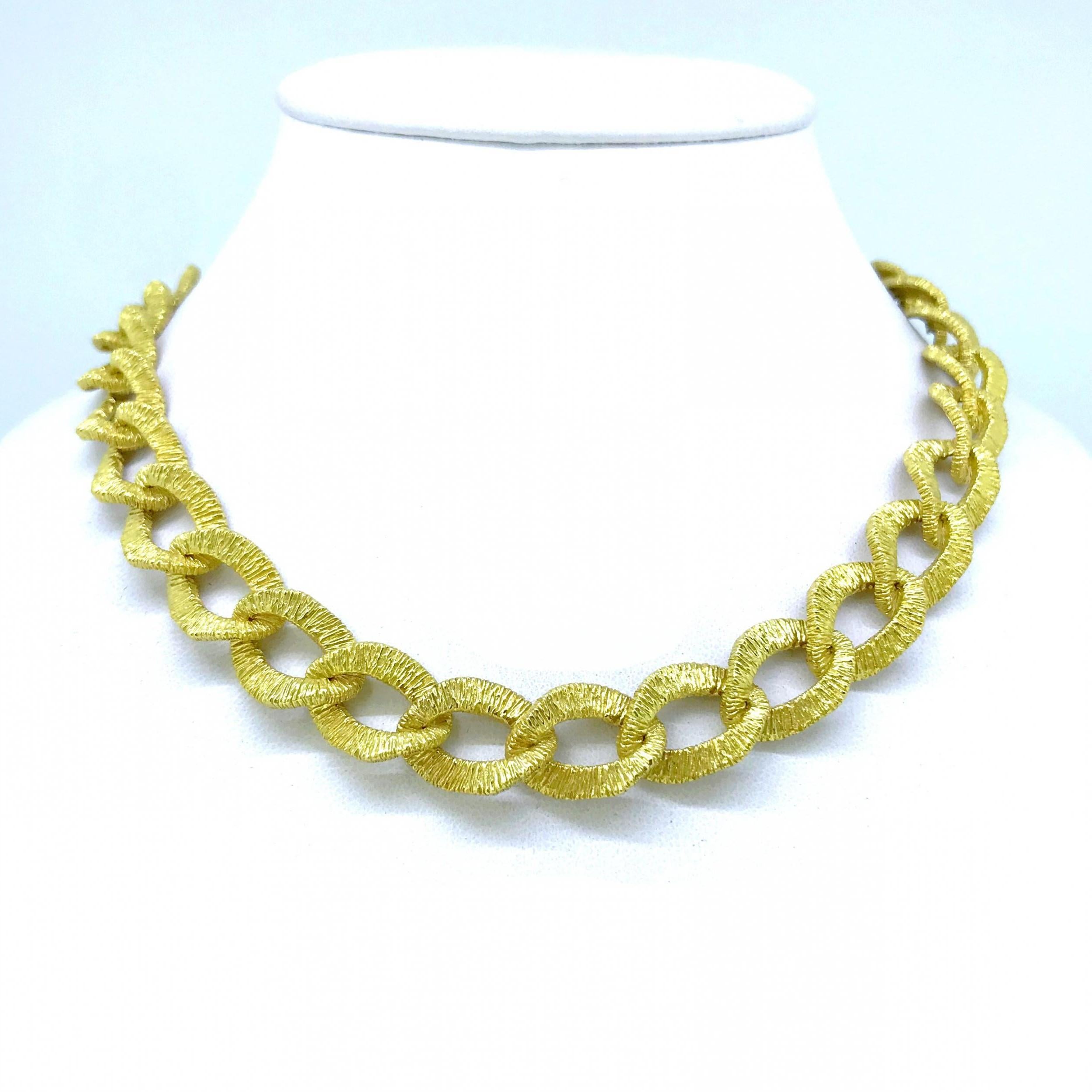 Textured Necklace, 18 Karat Yellow Gold, France, circa 1970 In Good Condition In London, GB