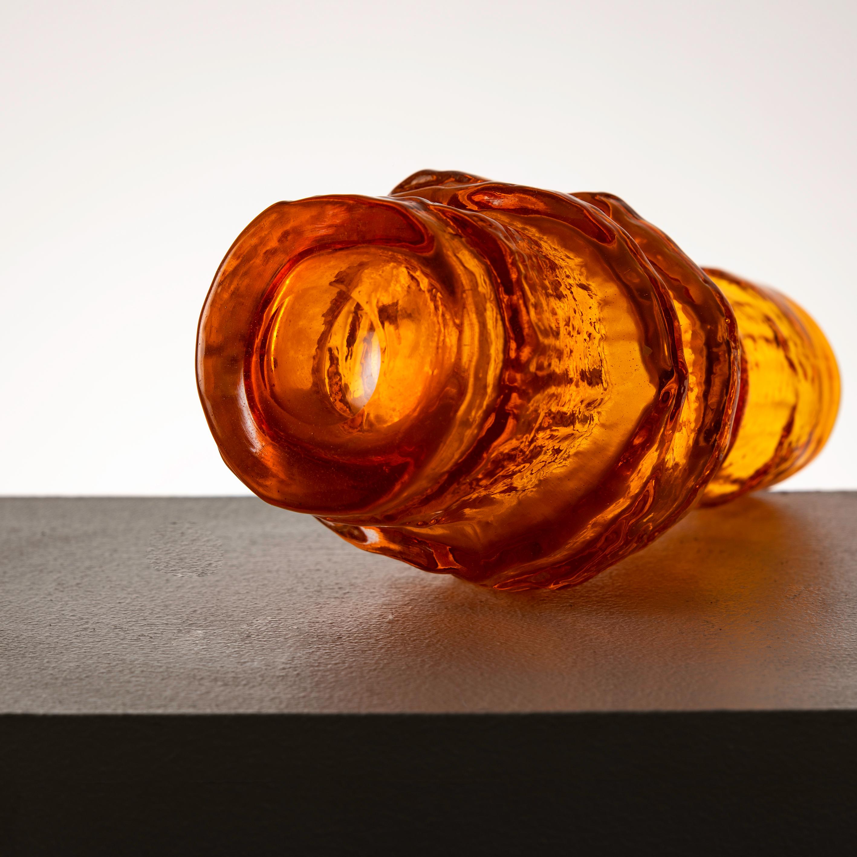 Vase aus strukturiertem orangefarbenem Glas von Geoffrey Baxter für Whitefriars, 1960er Jahre (Moderne der Mitte des Jahrhunderts) im Angebot