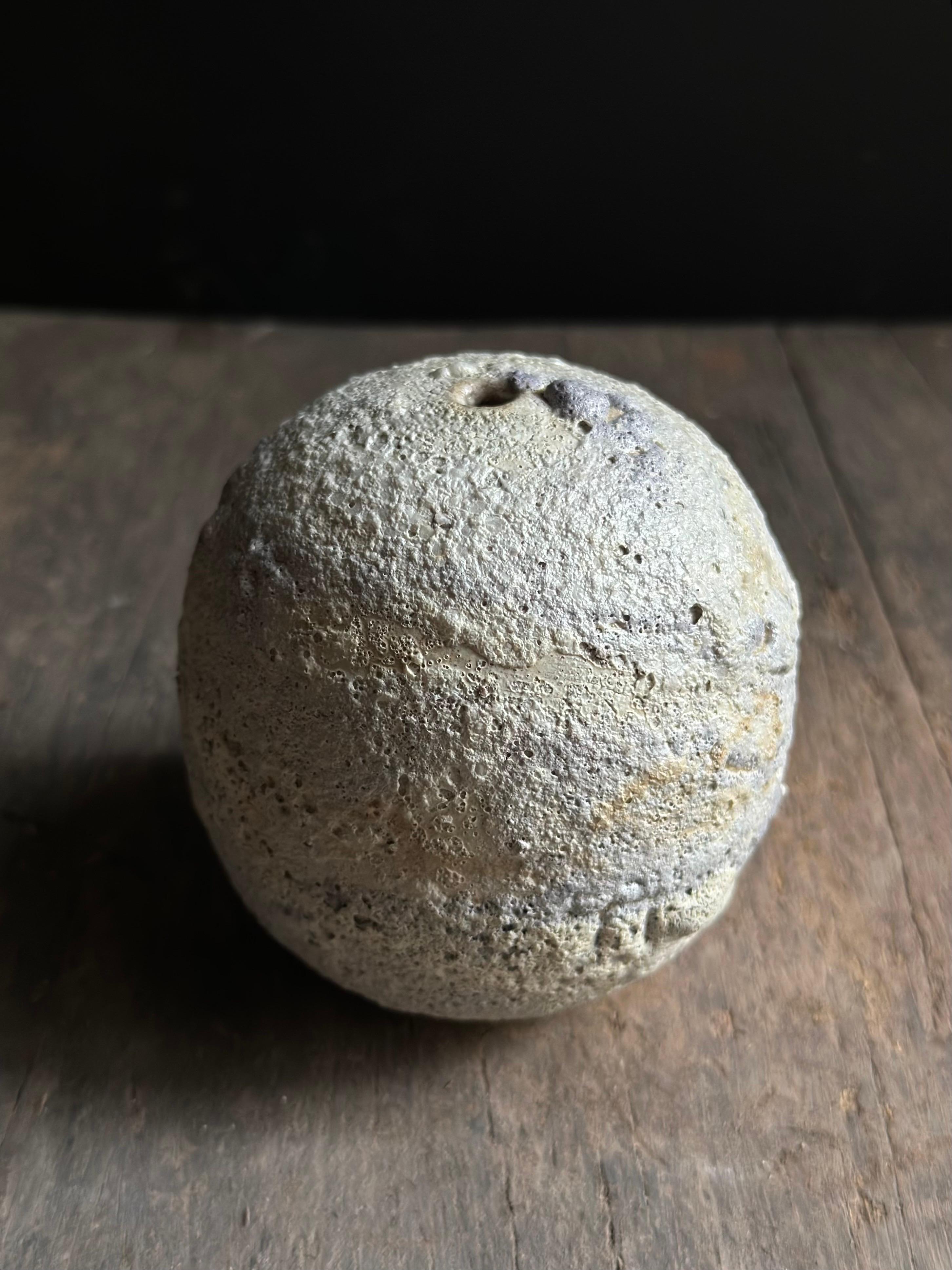 XXI secolo e contemporaneo Vaso di gemme in lava vulcanica organica strutturata