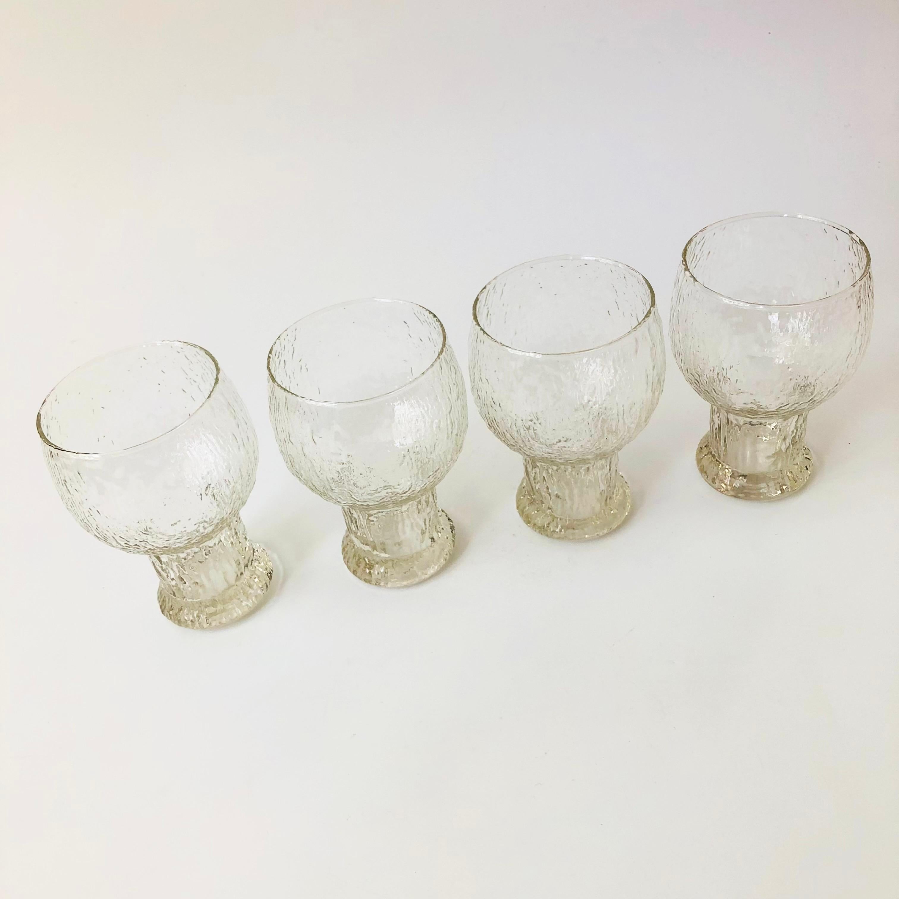 Un ensemble de 4 verres en verre transparent texturé. De belles formes dramatiques avec des plateaux ronds et des bases sur piédestal. Parfait pour les cocktails ou comme verre à eau.

