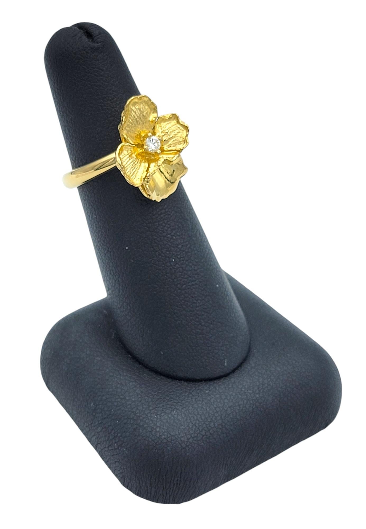 Bague fleur de pétales texturée avec diamant solitaire en or jaune 18 carats en vente 4