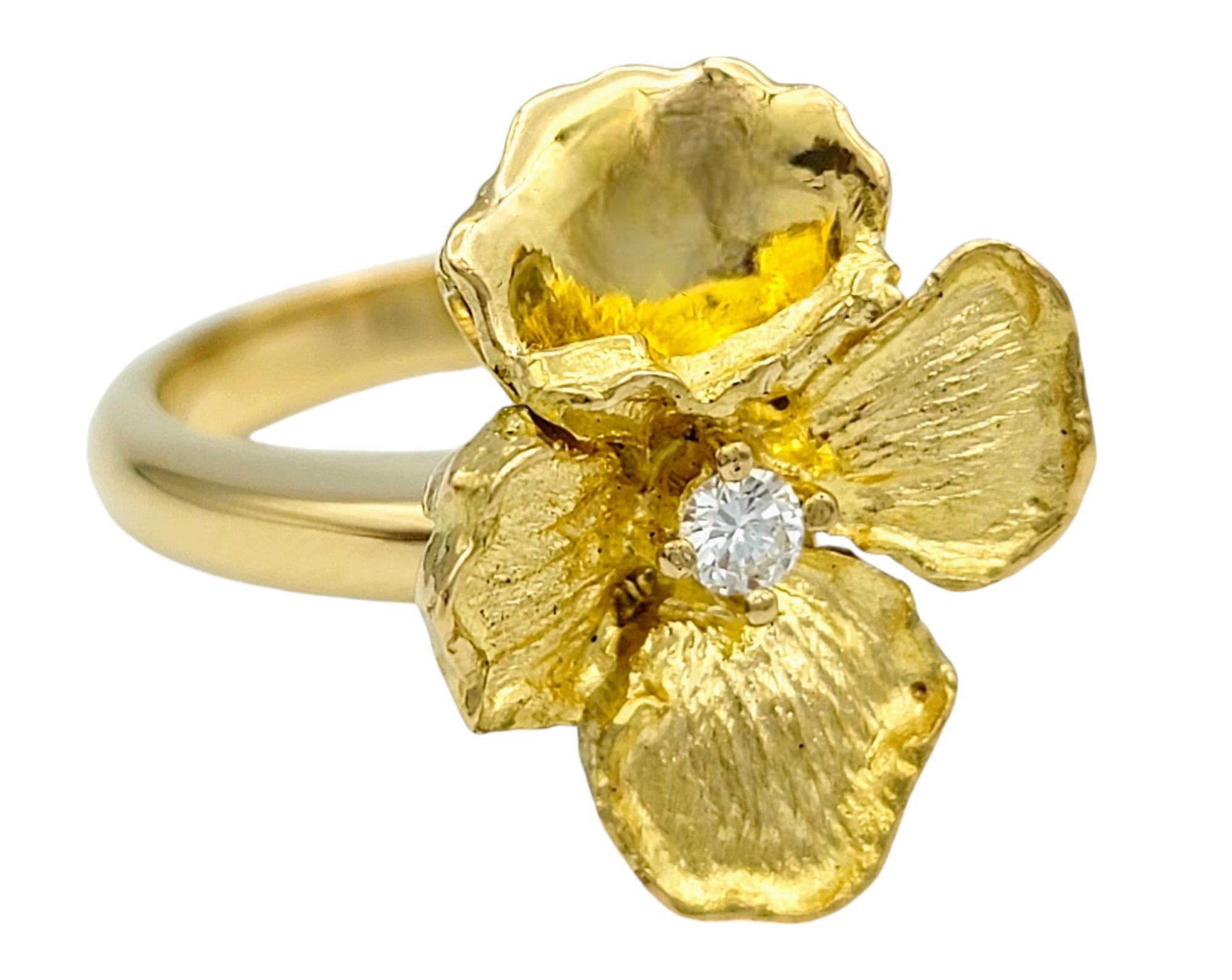 Contemporain Bague fleur de pétales texturée avec diamant solitaire en or jaune 18 carats en vente