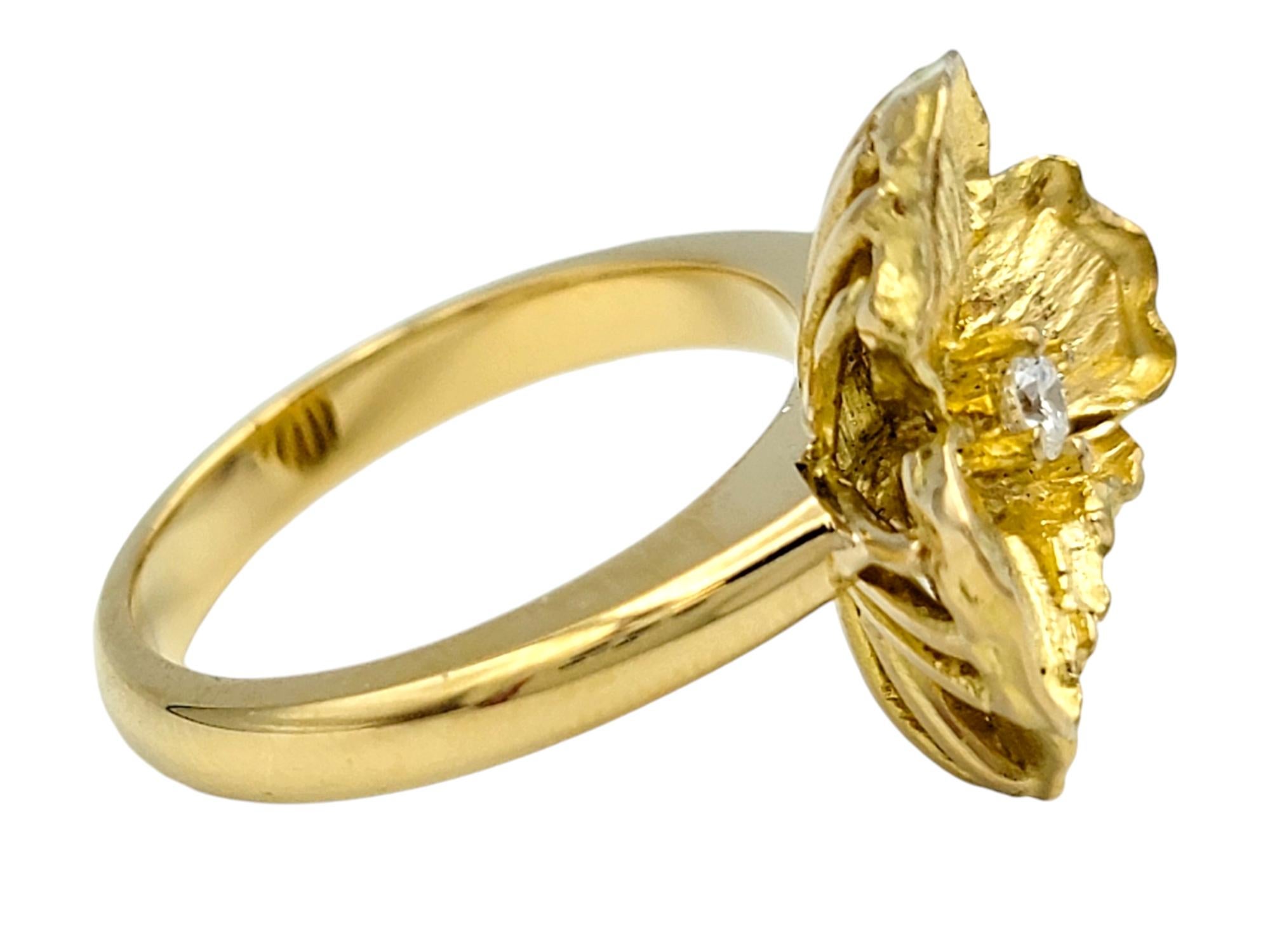 Taille ronde Bague fleur de pétales texturée avec diamant solitaire en or jaune 18 carats en vente