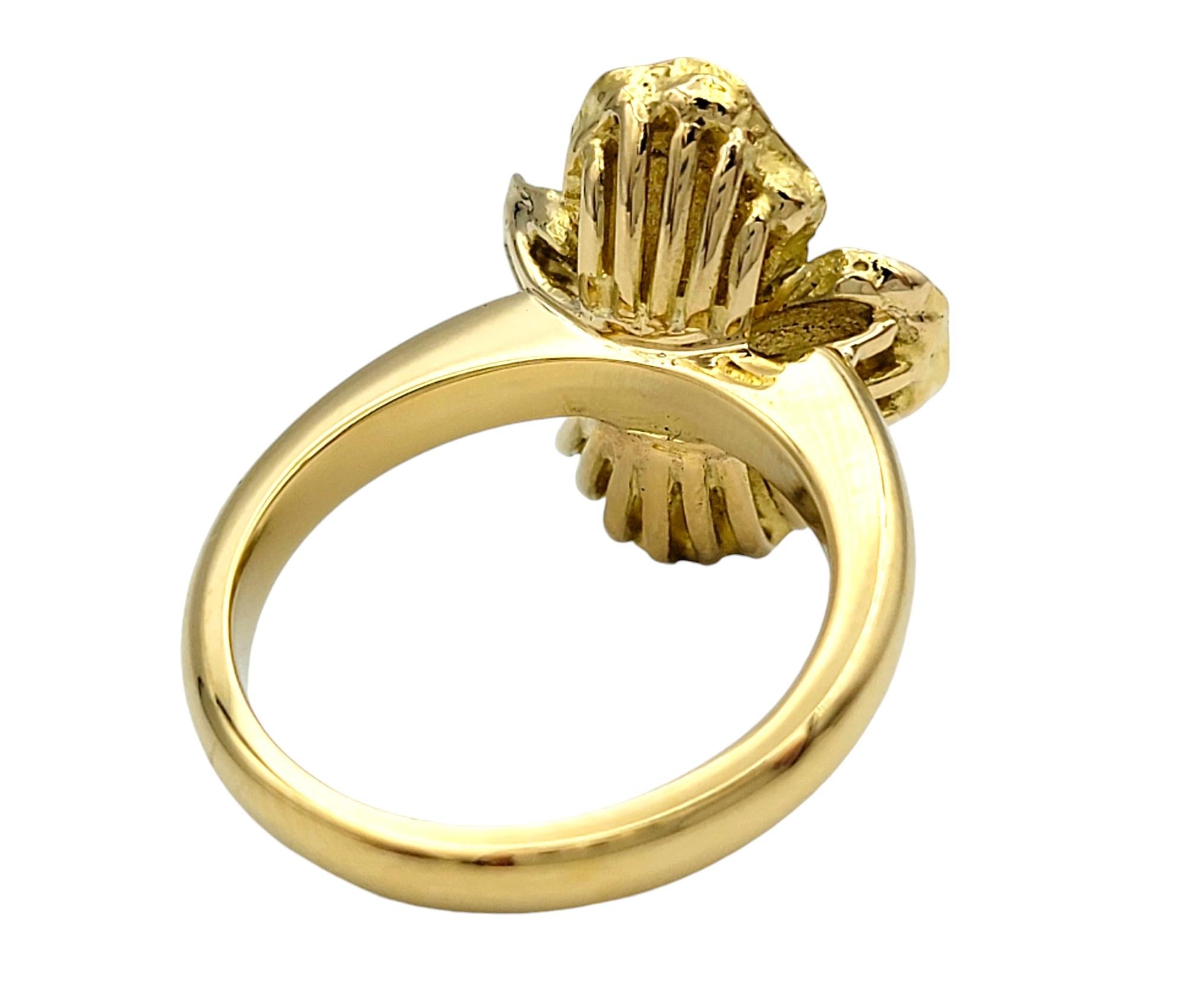 Bague fleur de pétales texturée avec diamant solitaire en or jaune 18 carats Bon état - En vente à Scottsdale, AZ