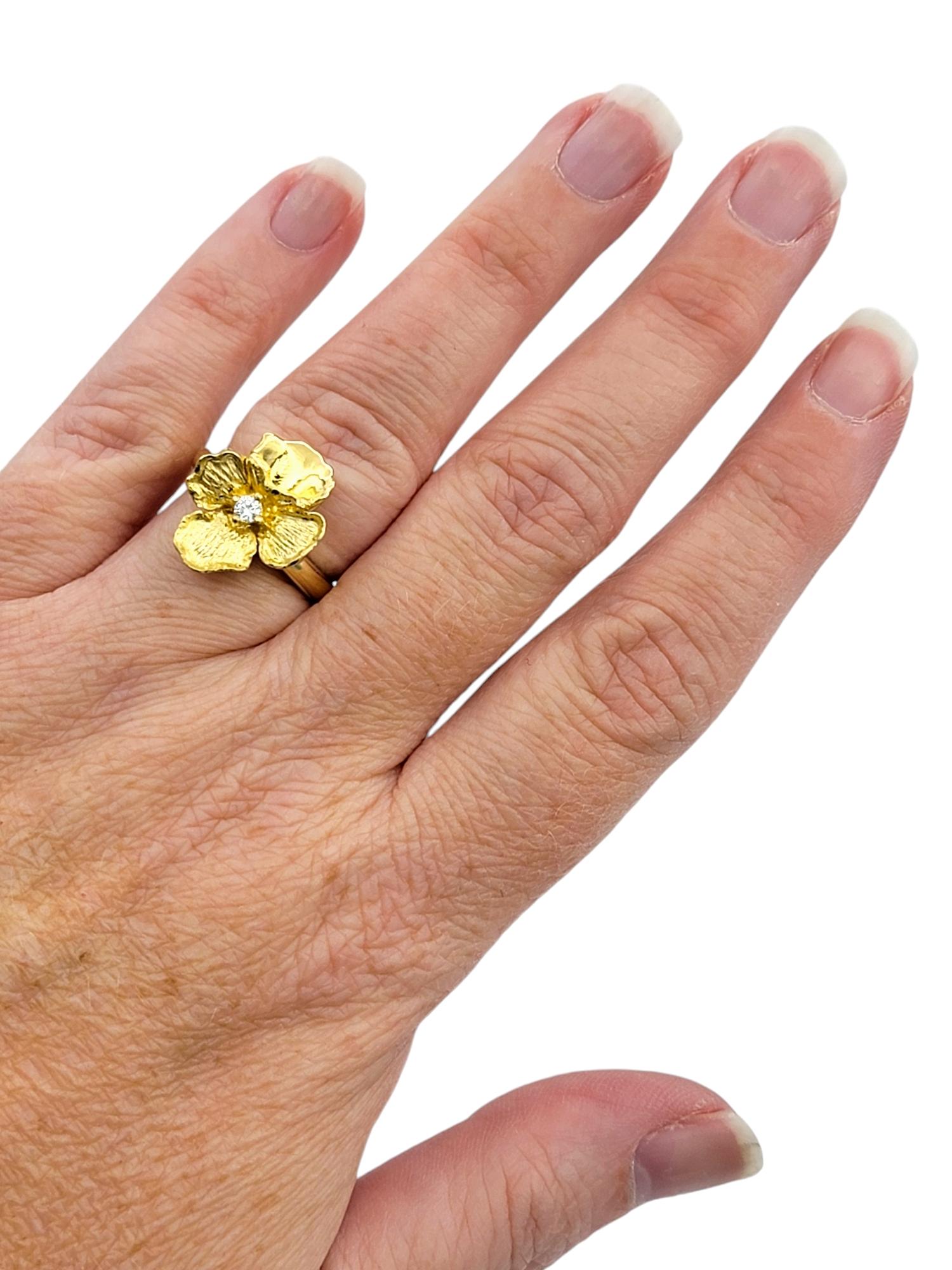 Bague fleur de pétales texturée avec diamant solitaire en or jaune 18 carats en vente 1