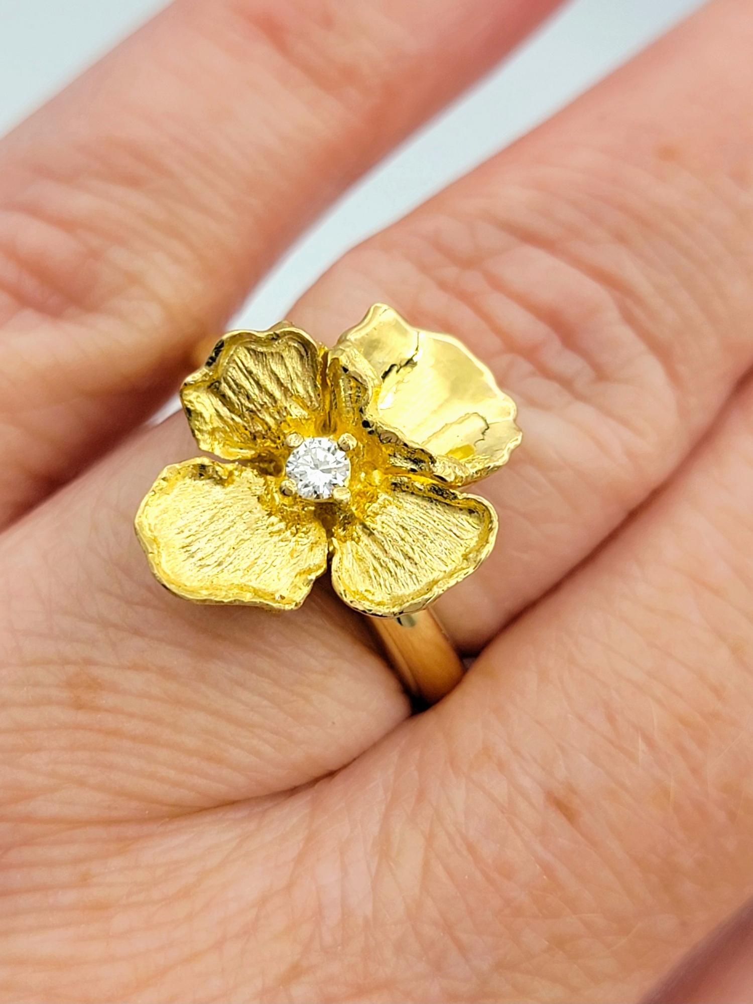 Bague fleur de pétales texturée avec diamant solitaire en or jaune 18 carats en vente 2