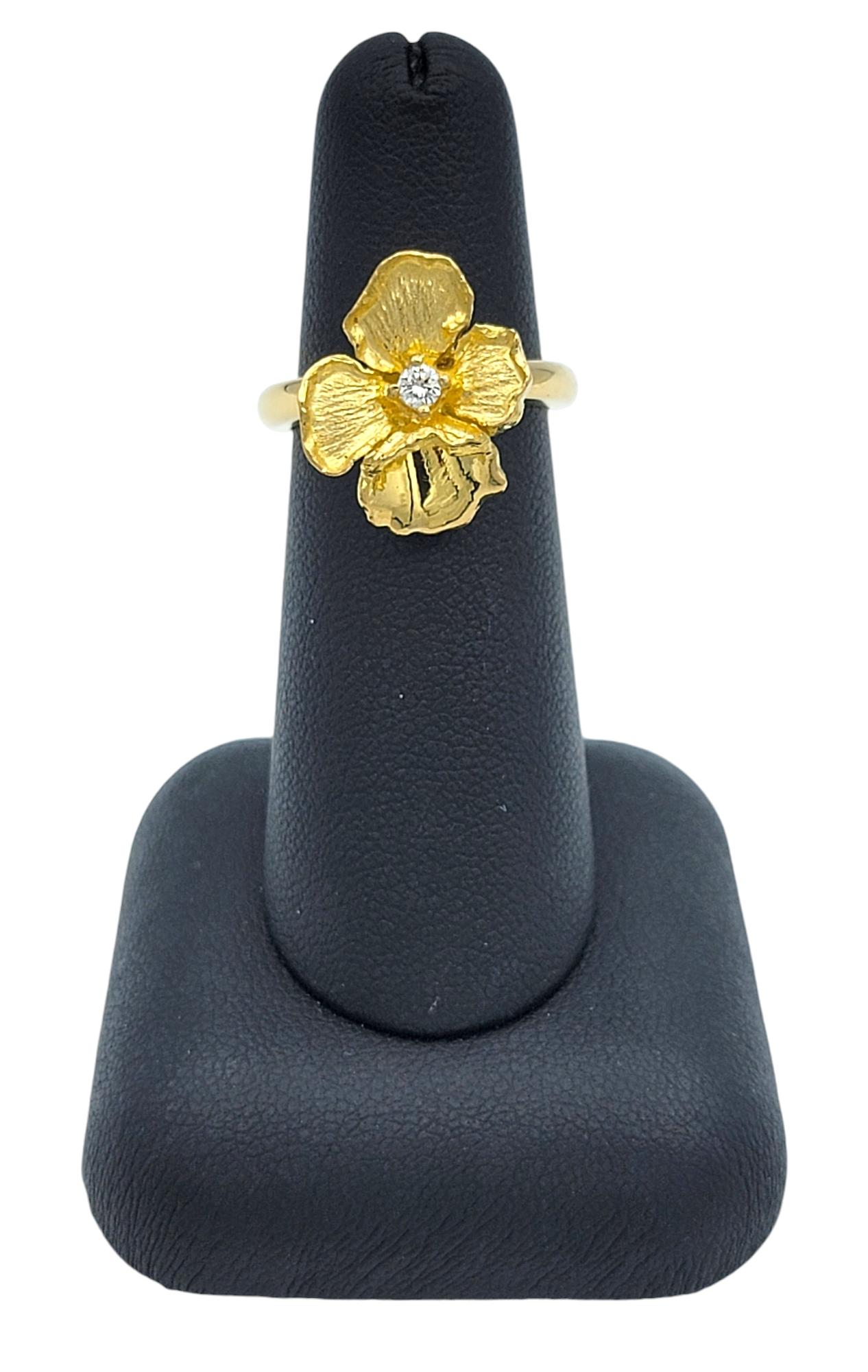 Bague fleur de pétales texturée avec diamant solitaire en or jaune 18 carats en vente 3