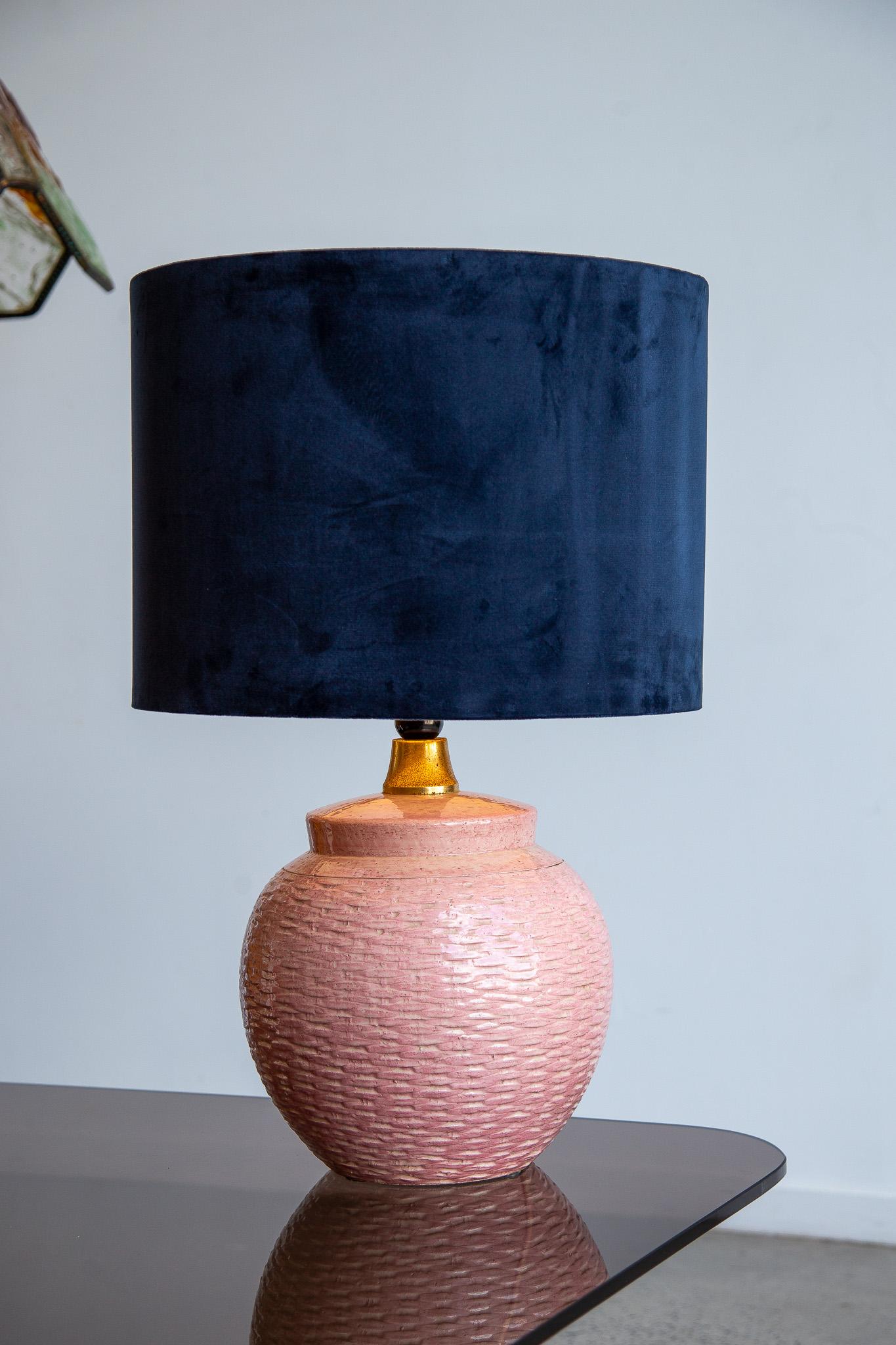Mélange charmant de formes du milieu du siècle et de textures artisanales, cette lampe de table italienne des années 1970 est dotée d'une base en céramique fabriquée à la main et d'un glaçage rose doux et poussiéreux. Le corps sphérique est
