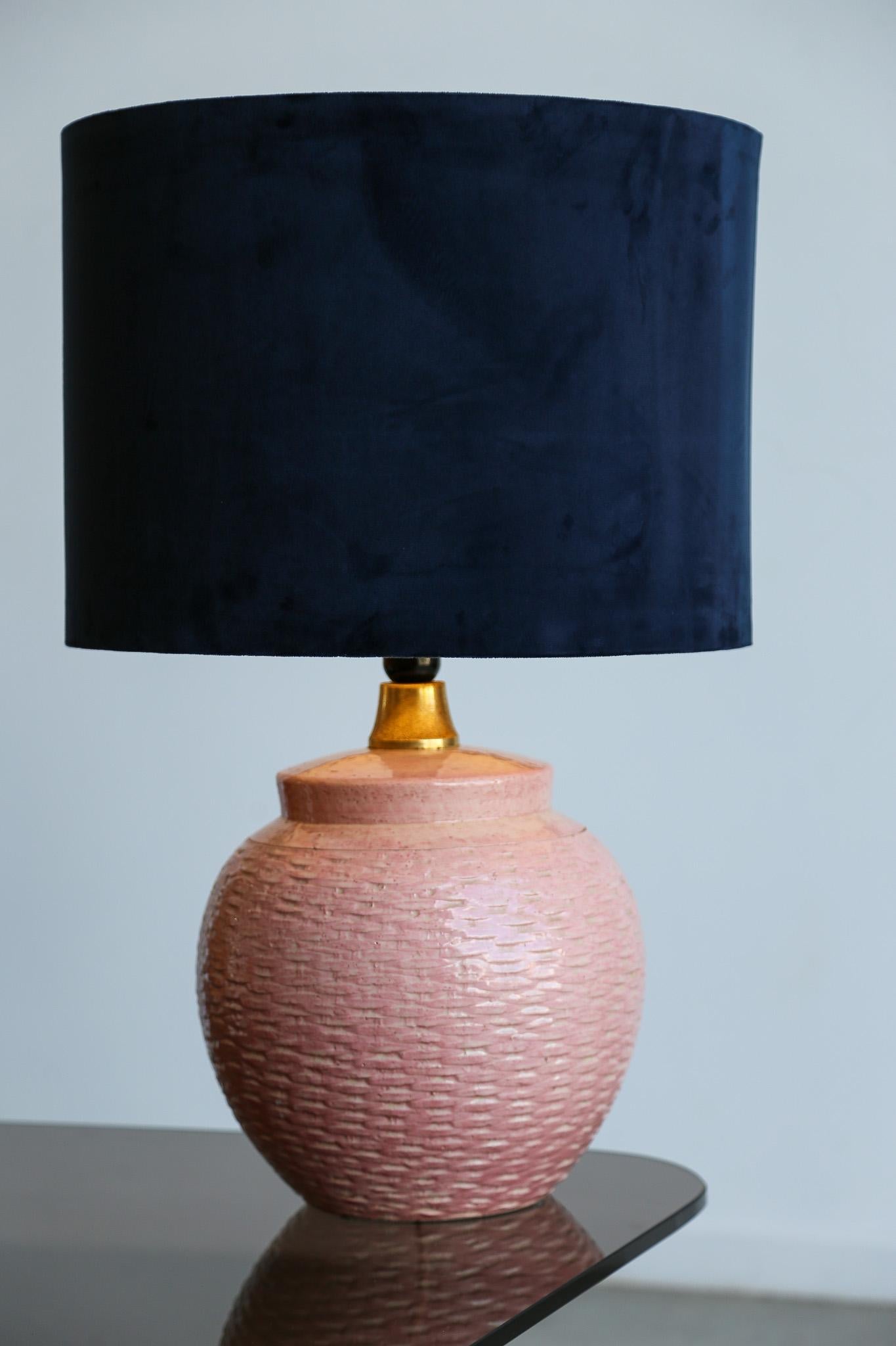 Mid-Century Modern Lampe de table en céramique rose texturée avec détails en laiton en vente