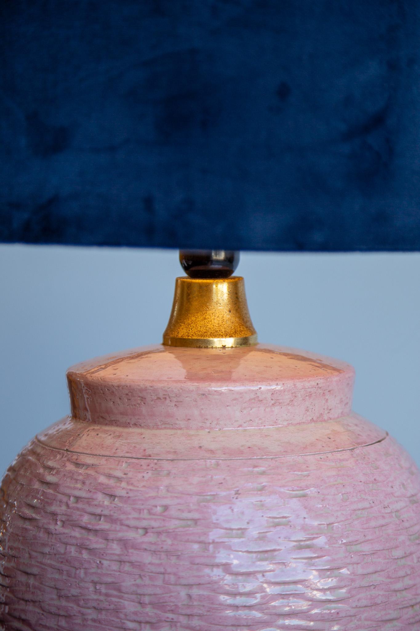 Lampe de table en céramique rose texturée avec détails en laiton Bon état - En vente à Byron Bay, NSW