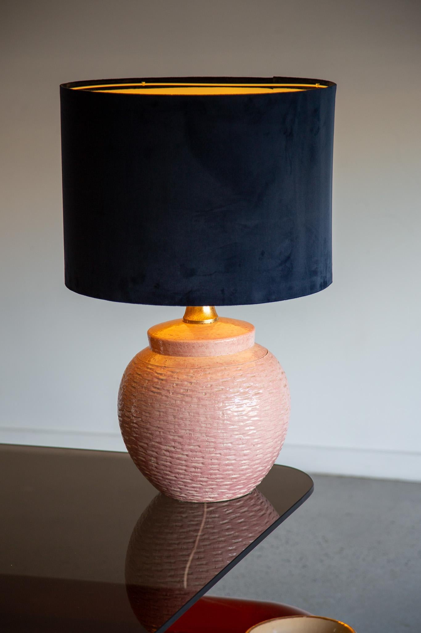 Fin du 20e siècle Lampe de table en céramique rose texturée avec détails en laiton en vente