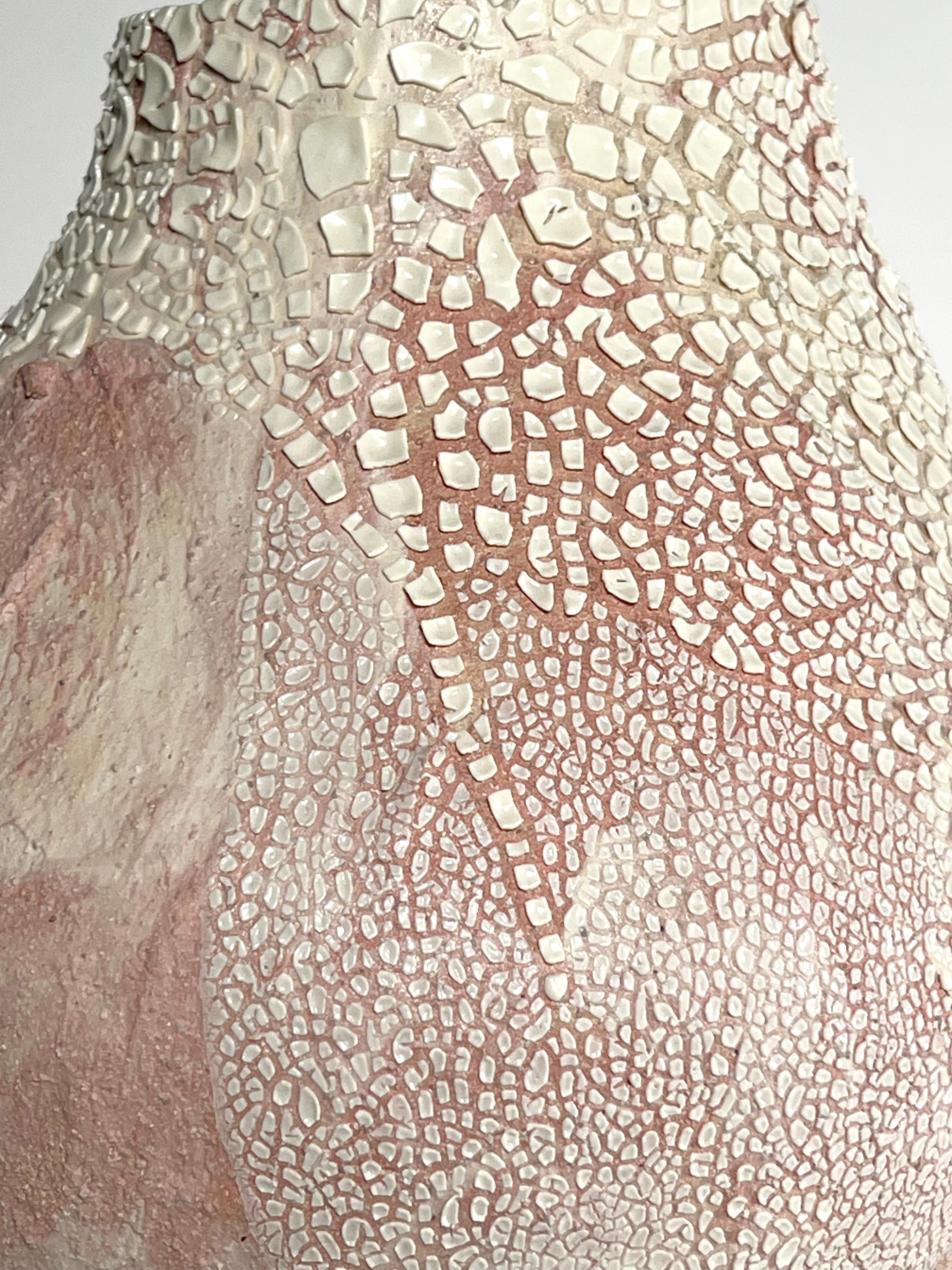 Organico moderno Vaso in ceramica rosa multi strutturato - Lost Quarry - Artigianato organico moderno in vendita