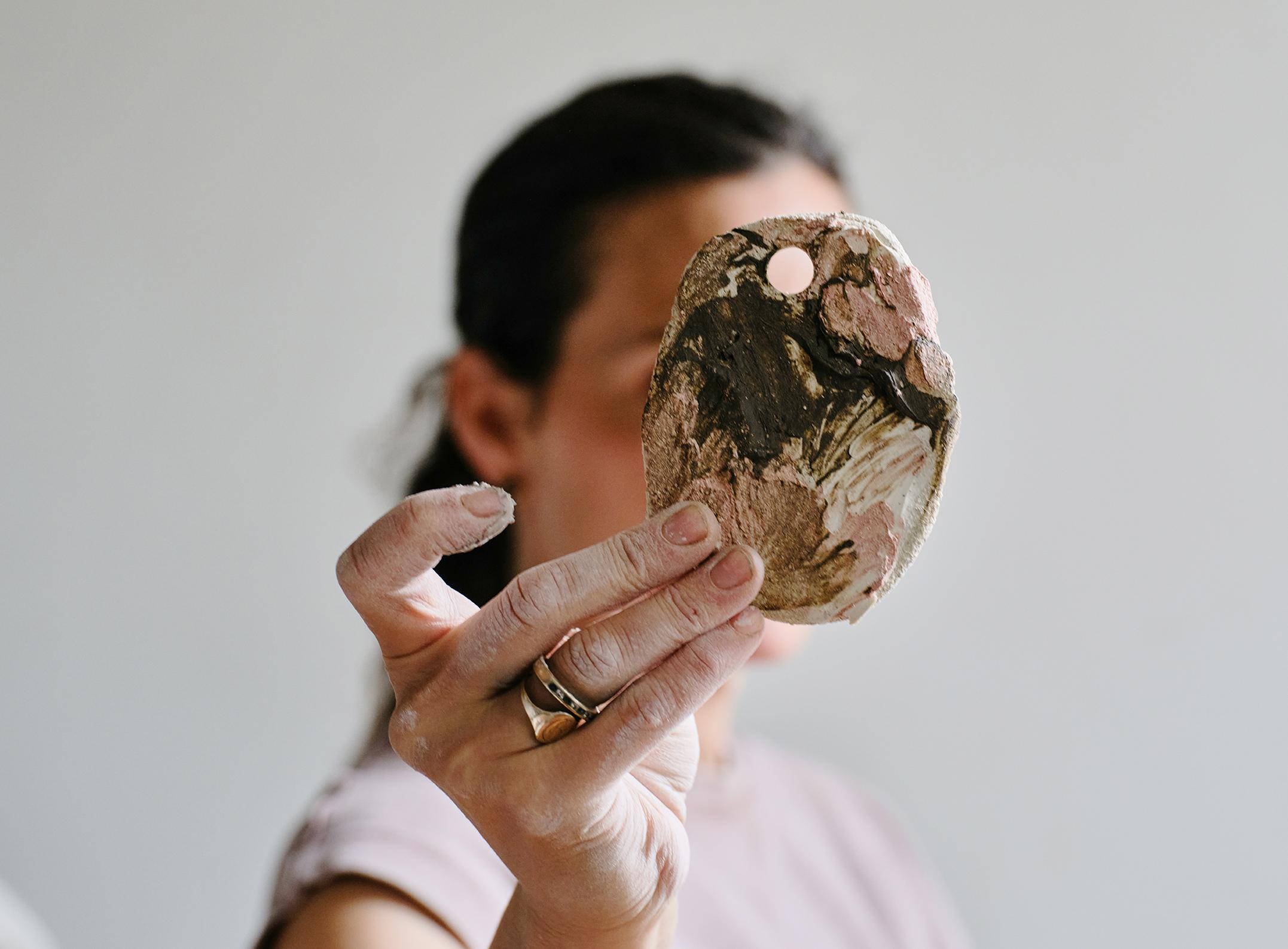 Smaltato Vaso in ceramica rosa multi strutturato - Lost Quarry - Artigianato organico moderno in vendita