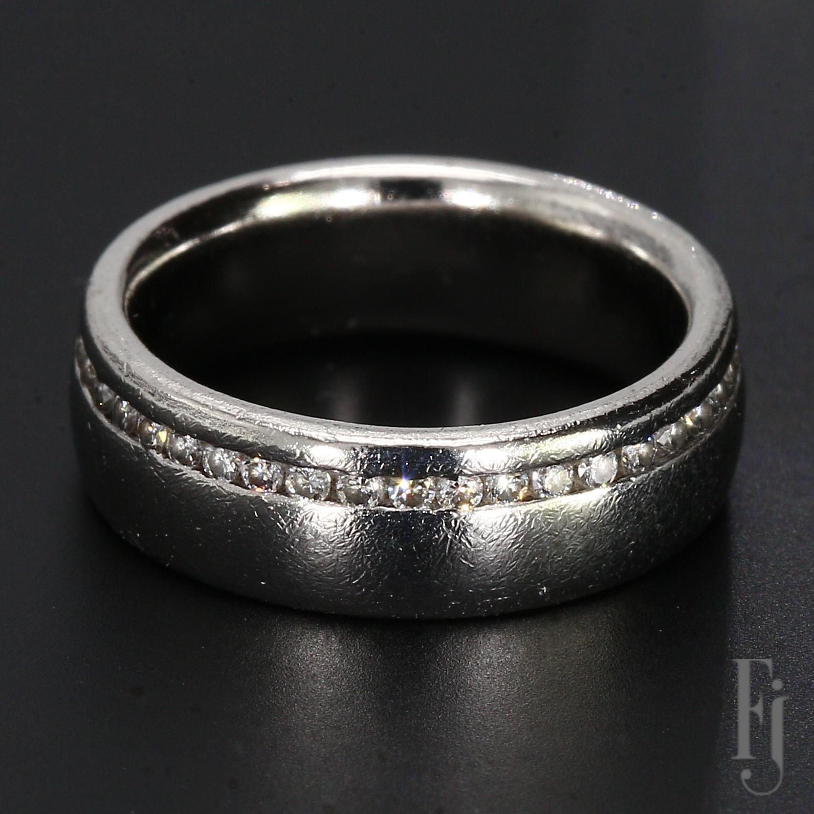 Cette bague en platine texturé présente une rangée décentrée de quarante diamants ronds sertis en canal.

Informations sur les pierres :

40x classement des pierres - Clarté SI1 et couleur 