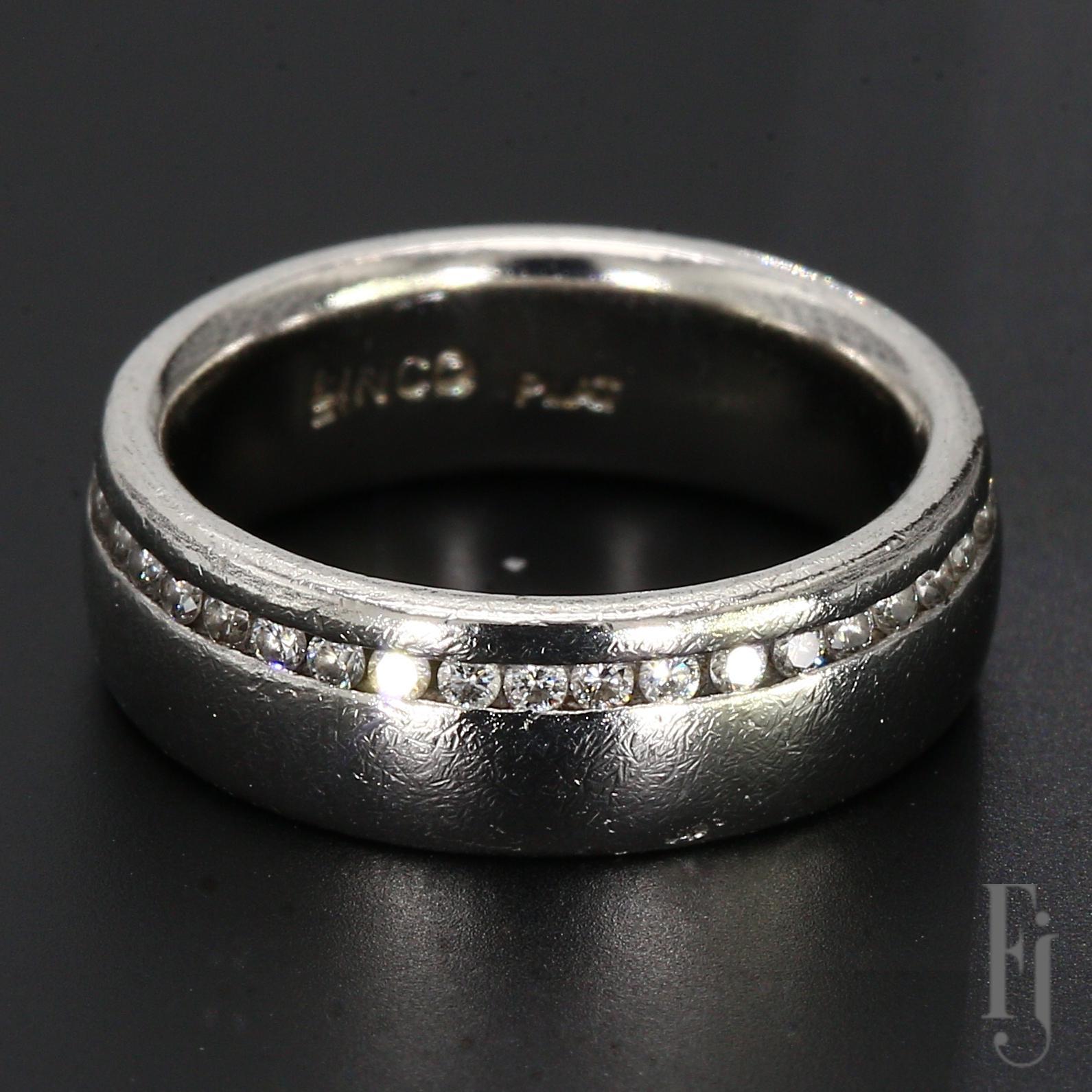 Bracelet éternel en platine texturé avec diamants excentrés en serti-canal - Taille 3.75 Bon état - En vente à Scottsdale, AZ