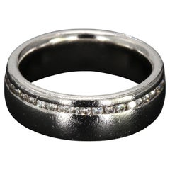 Fedina in platino testurizzato con diamanti incastonati a canale decentrati - misura 3,75