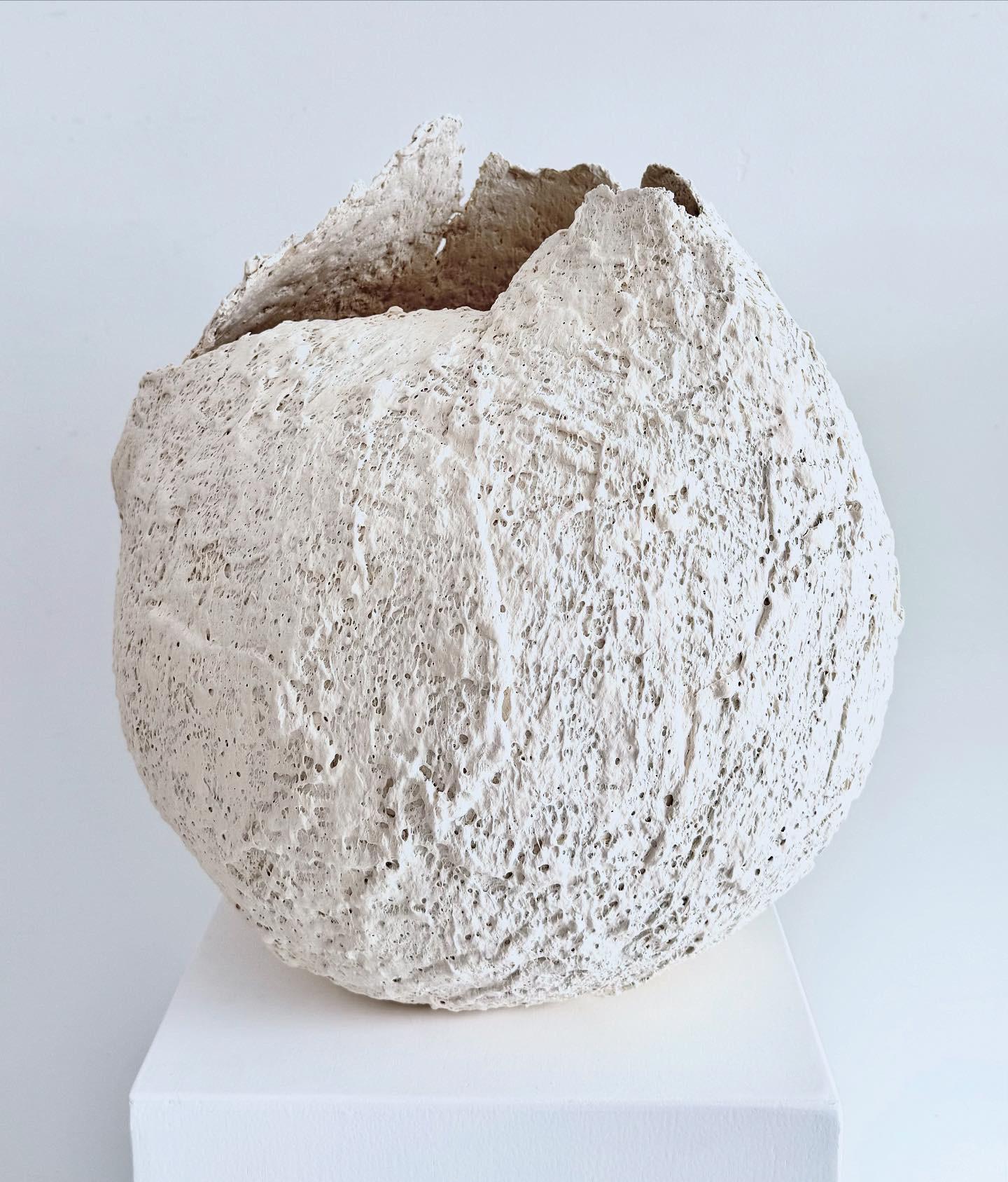 XXIe siècle et contemporain Porcelaine texturée Vaisseau lune. 