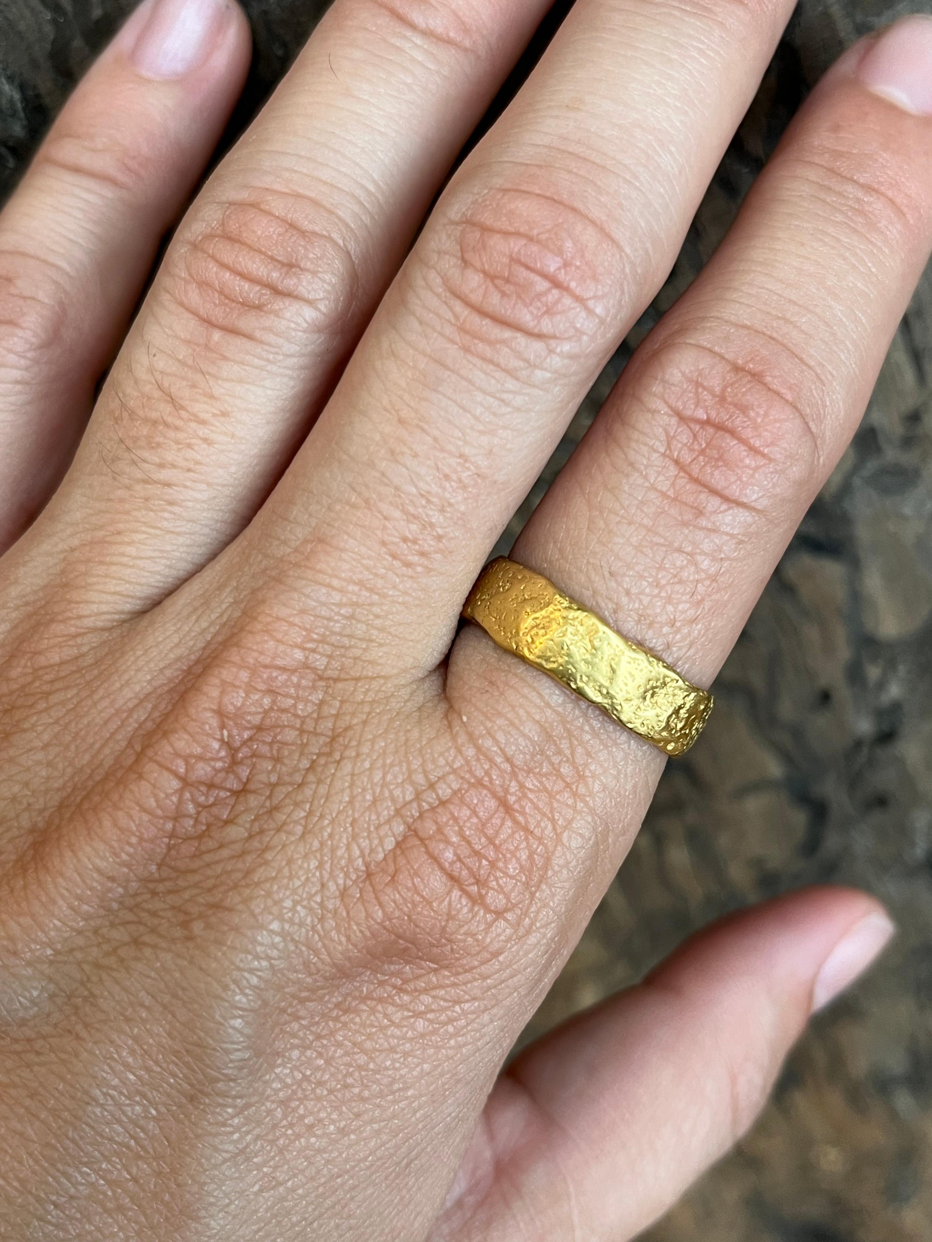 Anello nuziale in oro giallo 22K con bordi sinuosi e grezzi, realizzato da Bracken Jewellers a Santa Monica, California. Il motivo si ispira all'aspetto e alla sensazione delle pepite d'oro grezzo di fiume. È terroso, naturale e unico. La larghezza