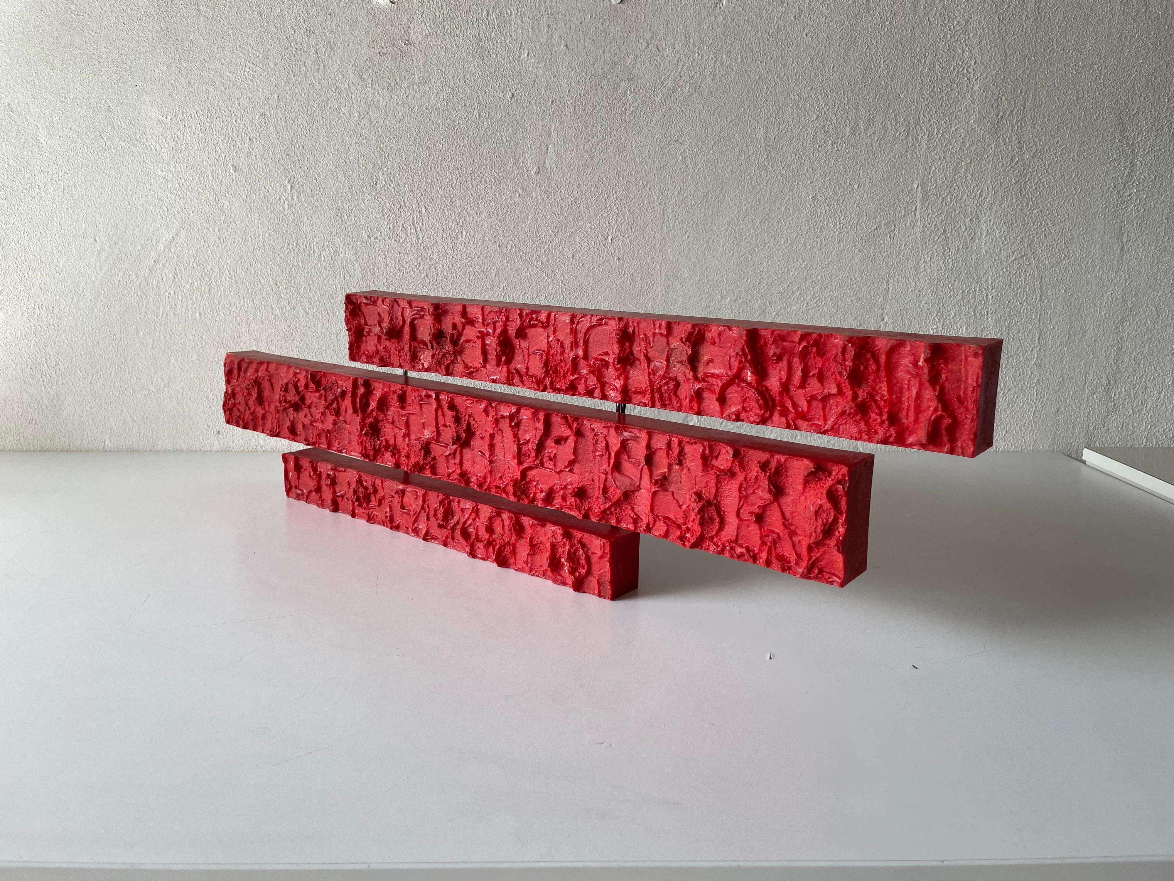Lampada notturna a triplo paralume in plastica rossa testurizzata di Uwe Mersch Design, anni '70

Lampada da parete scultorea ed elegante

È ideale e adatto a tutte le zone della casa.

La lampada è in buone condizioni. Nessun danno, nessuna