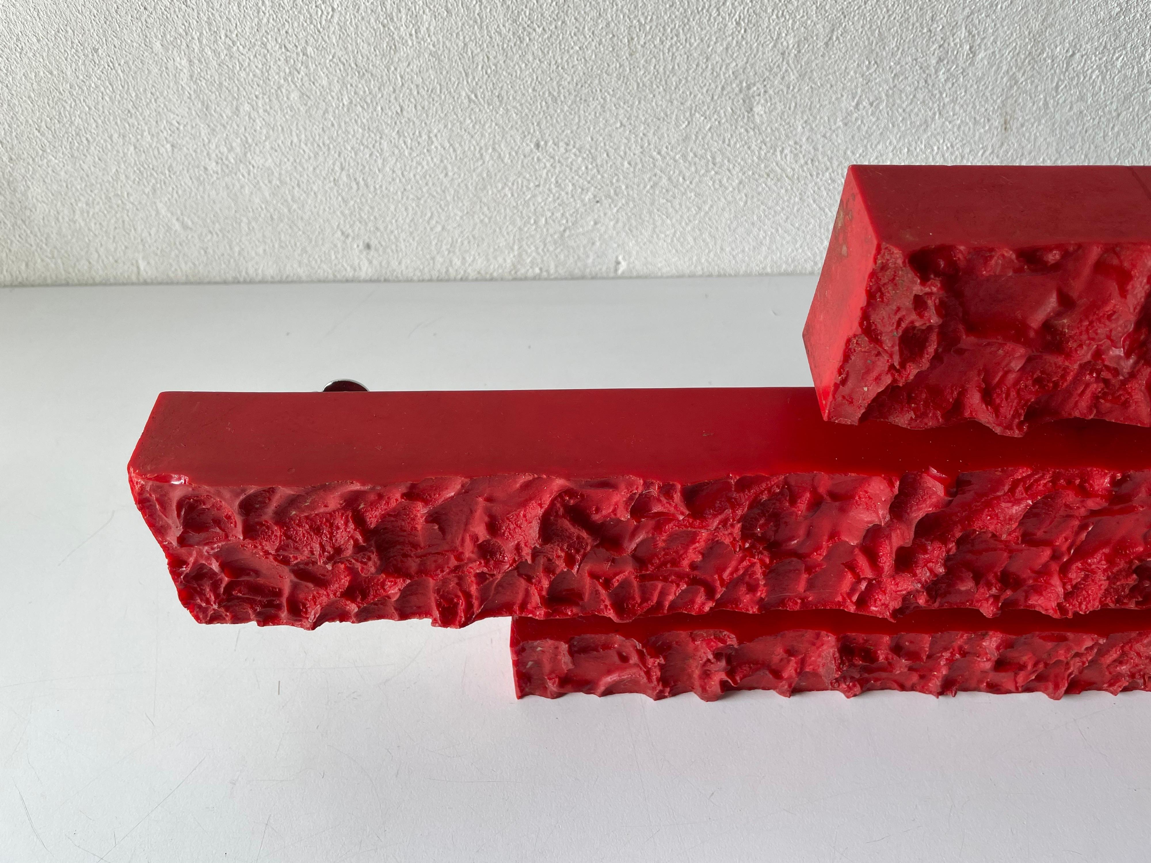 Lampada da parete grande in plastica rossa strutturata di Uwe Mersch Design, Germania anni '70 In condizioni buone in vendita a Hagenbach, DE