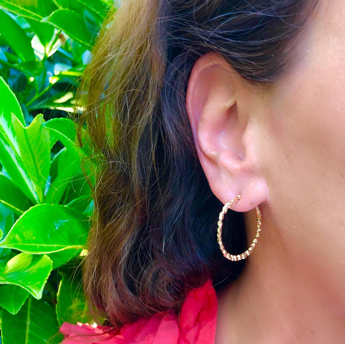 These 18k rose gold hoops are designed with a texture that just glimmers!  Solid yet lightweight, the hoops weigh 6.6 grams and measures approximately 1 inch. Fabulous for day or evening and a must have wardrobe staple! 