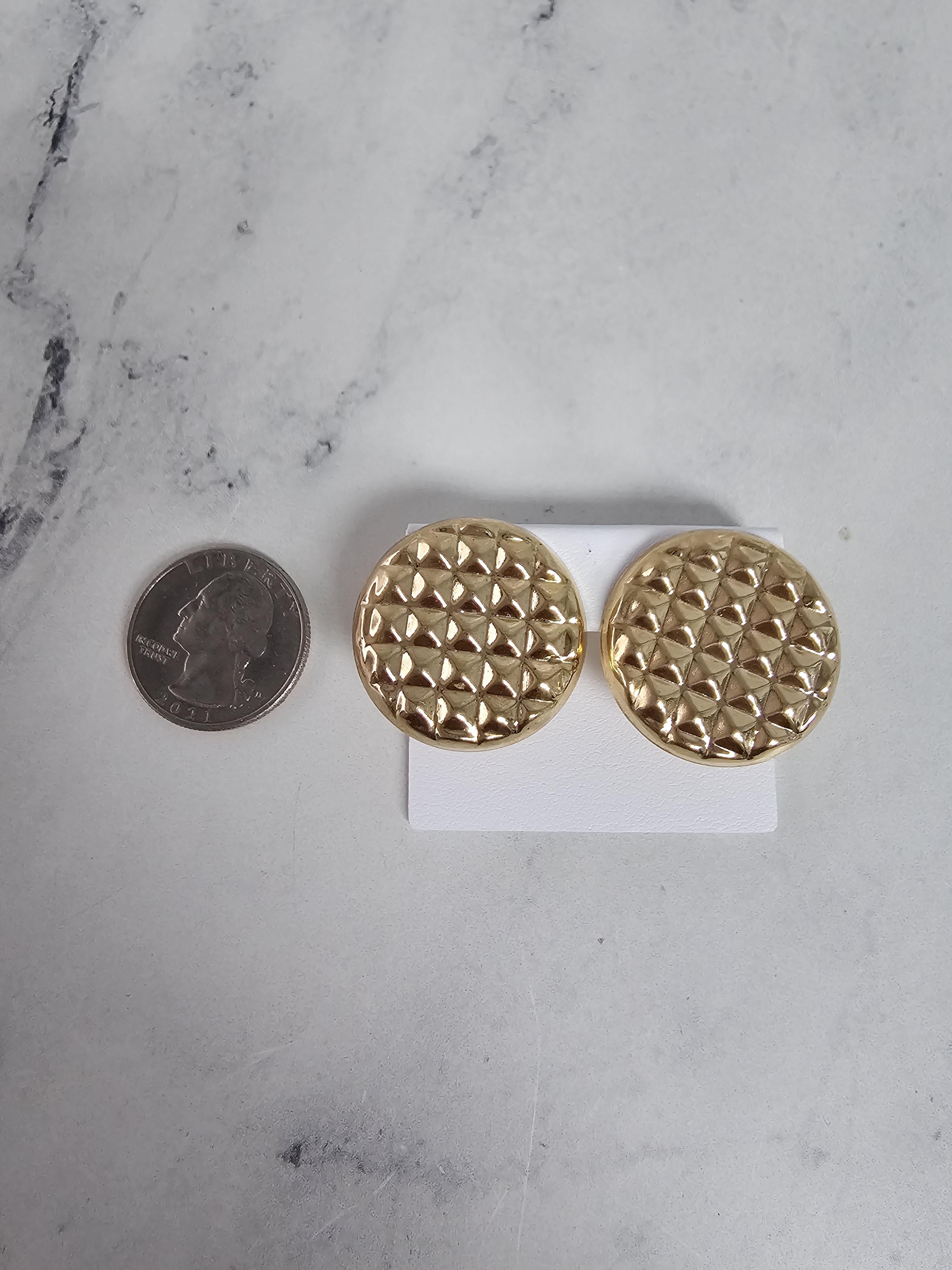Boucles d'oreilles Omega en or jaune 14k à pince, rondes et texturées Neuf - En vente à Sugar Land, TX