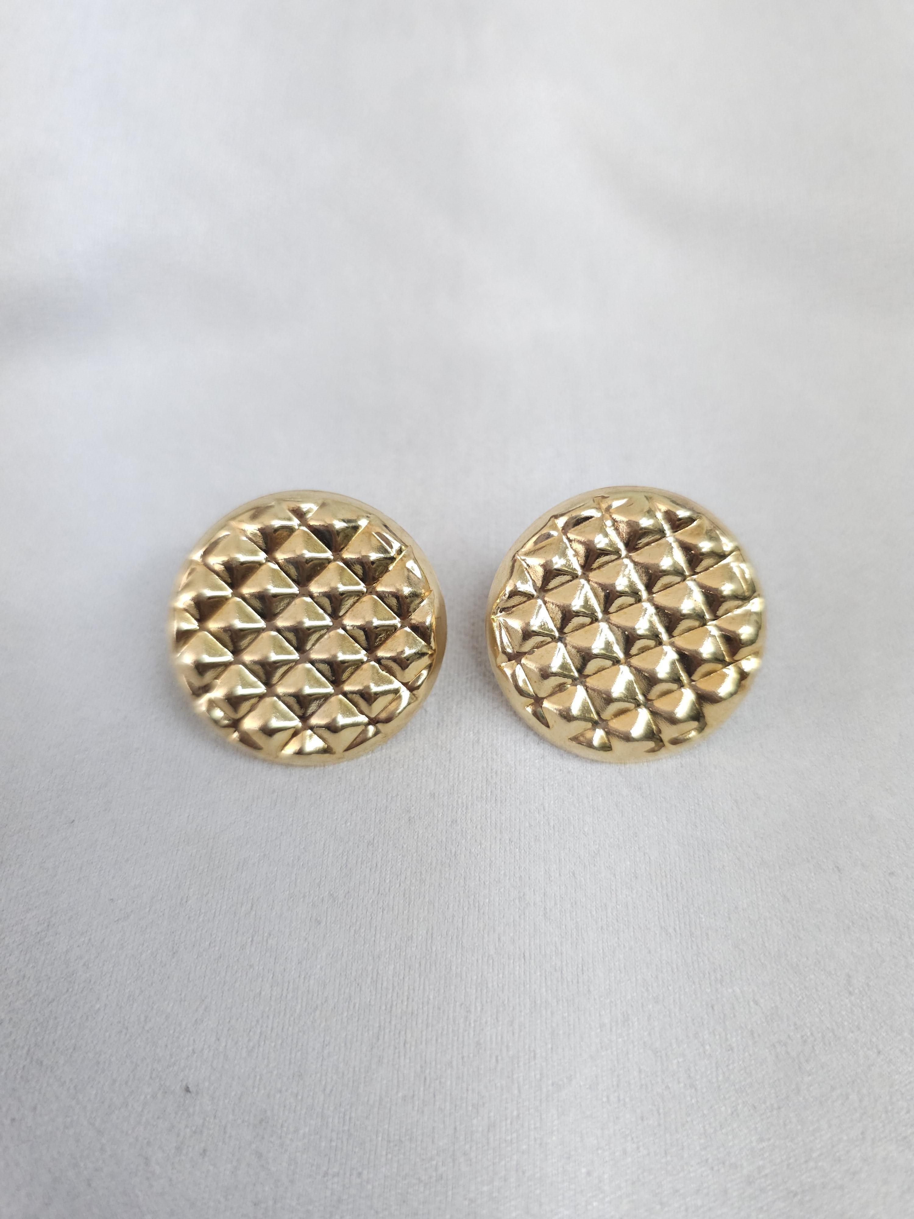 Boucles d'oreilles Omega en or jaune 14k à pince, rondes et texturées Unisexe en vente