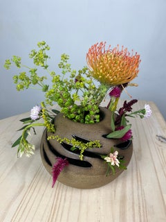 Texturierte runde Keramikvase Jupiter Vase von Lauren Klenow, Blumengefäß