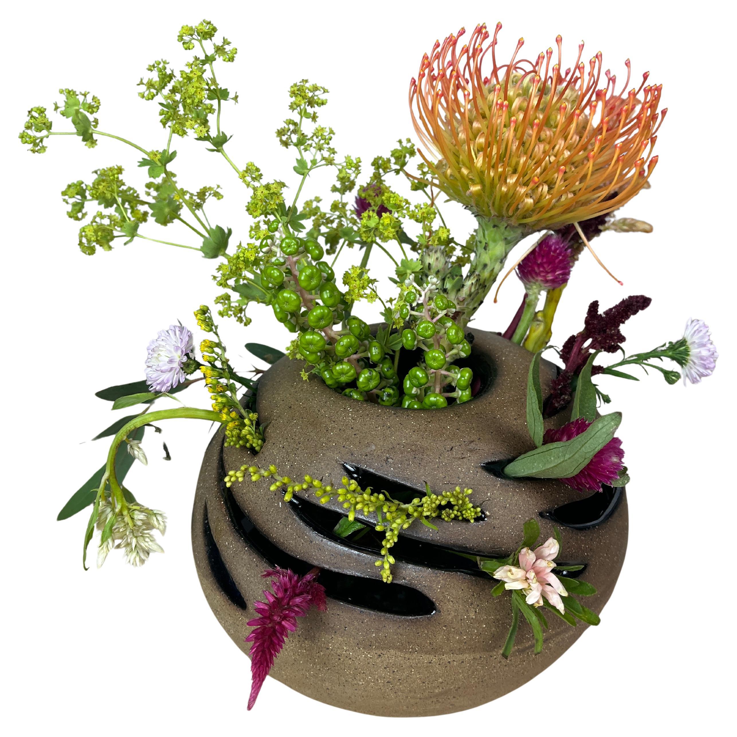 Vaso rotondo in ceramica strutturata, Jupiter Vase di Lauren Klenow, vaso di fiori