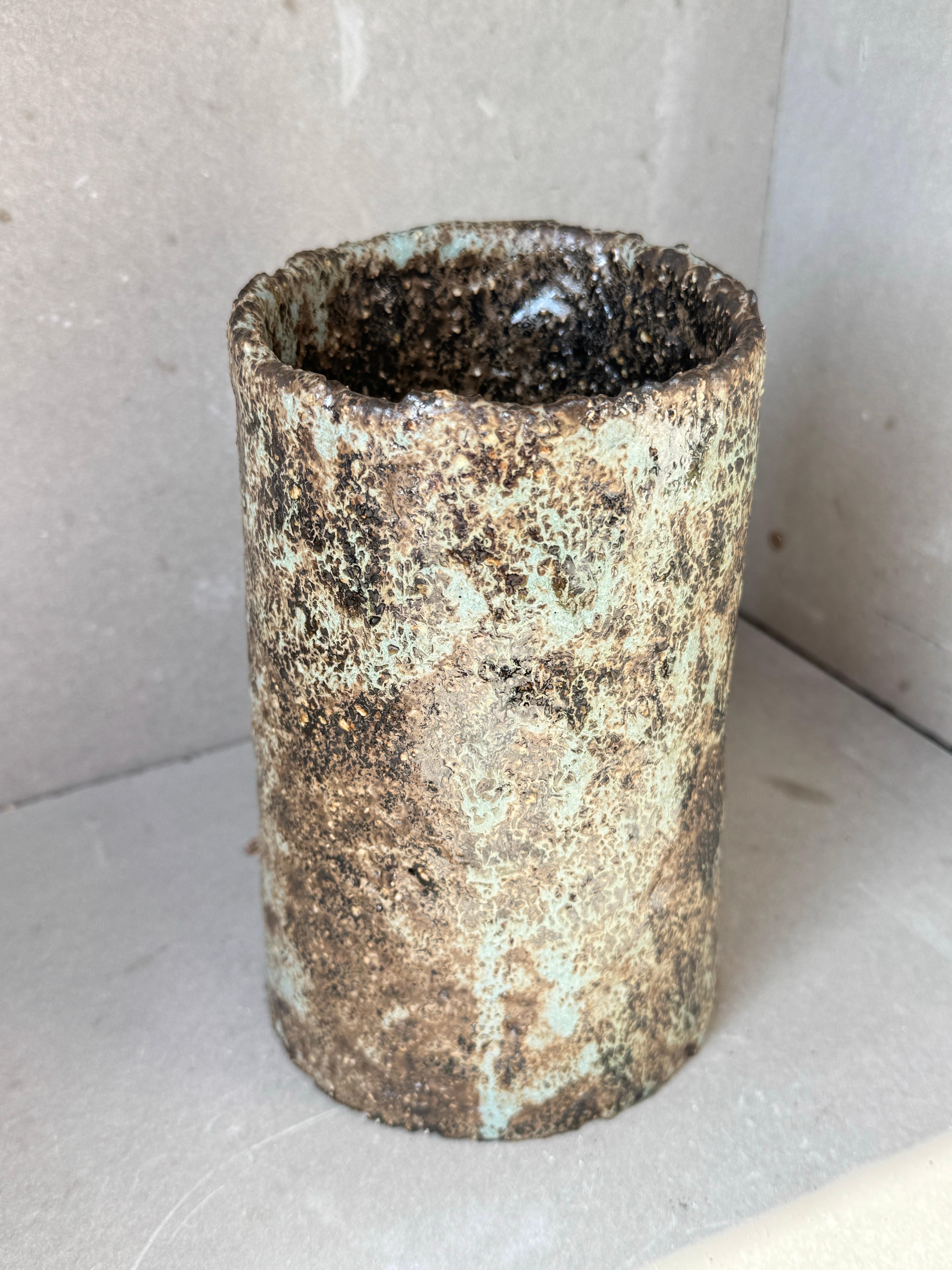 Minimalismo Vaso scultoreo in ceramica strutturata - Oggetto d'arte Wabi-Sabi smaltato a corteccia Studio A in vendita