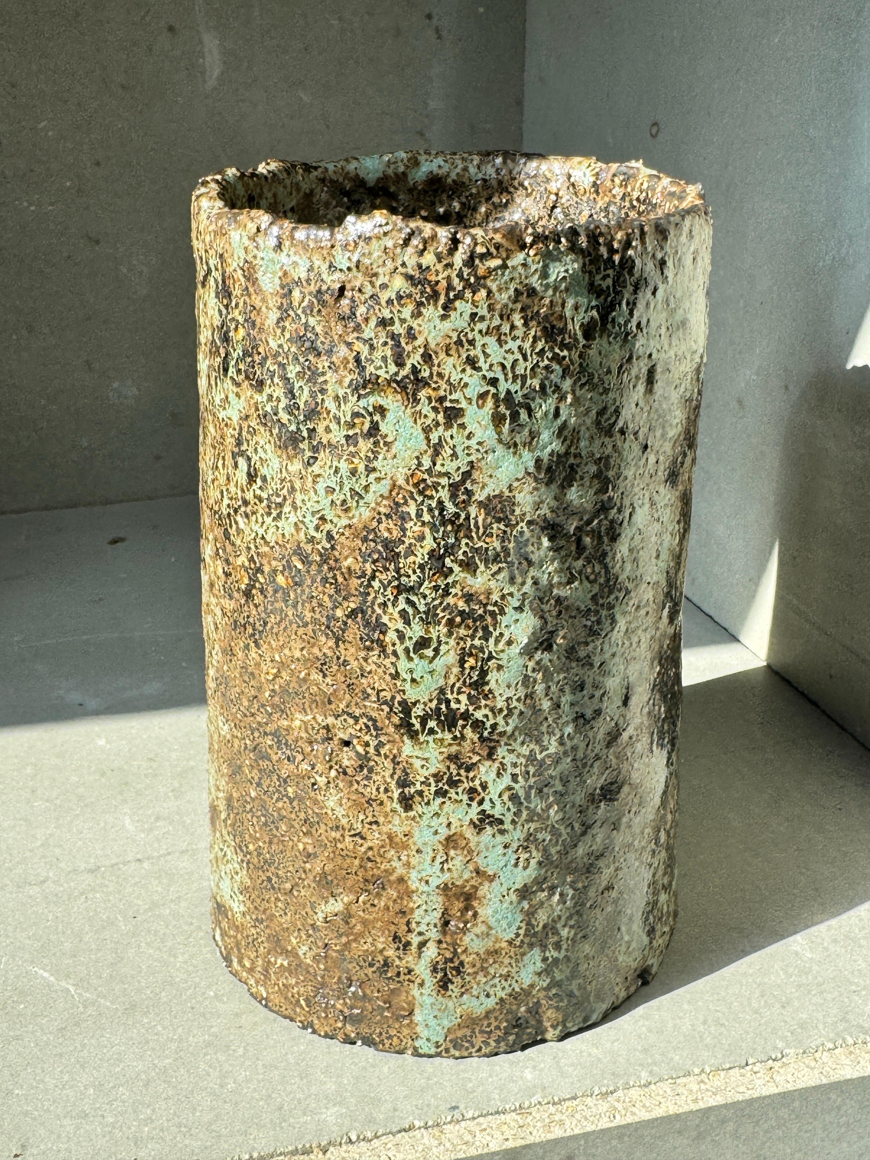 Baltico Vaso scultoreo in ceramica strutturata - Oggetto d'arte Wabi-Sabi smaltato a corteccia Studio A in vendita