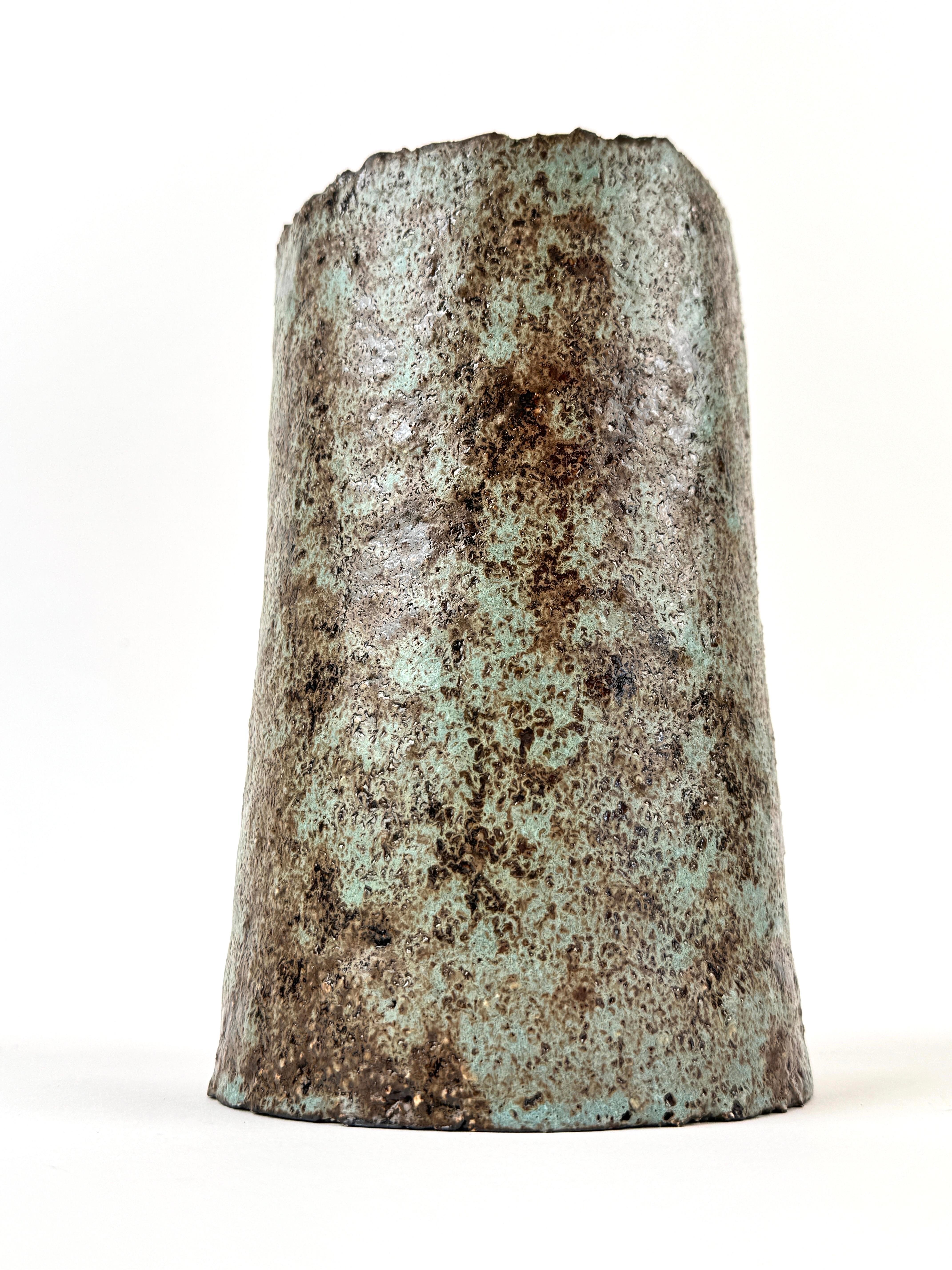 Fatto a mano Vaso scultoreo in ceramica strutturata - Oggetto d'arte Wabi-Sabi smaltato a corteccia Studio A in vendita
