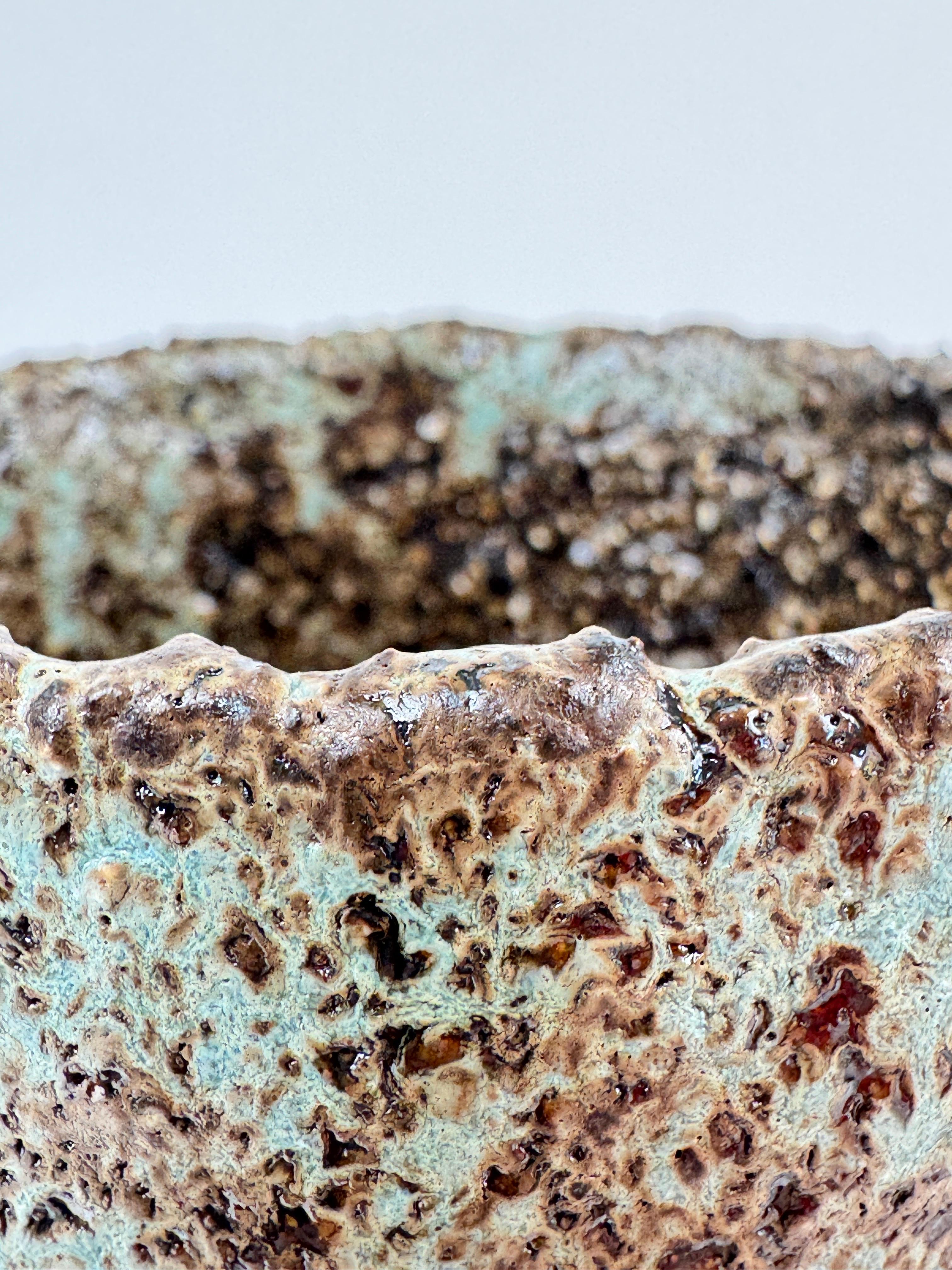 Vaso scultoreo in ceramica strutturata - Oggetto d'arte Wabi-Sabi smaltato a corteccia Studio A In condizioni Nuovo in vendita a Joniskio rajonas, LT