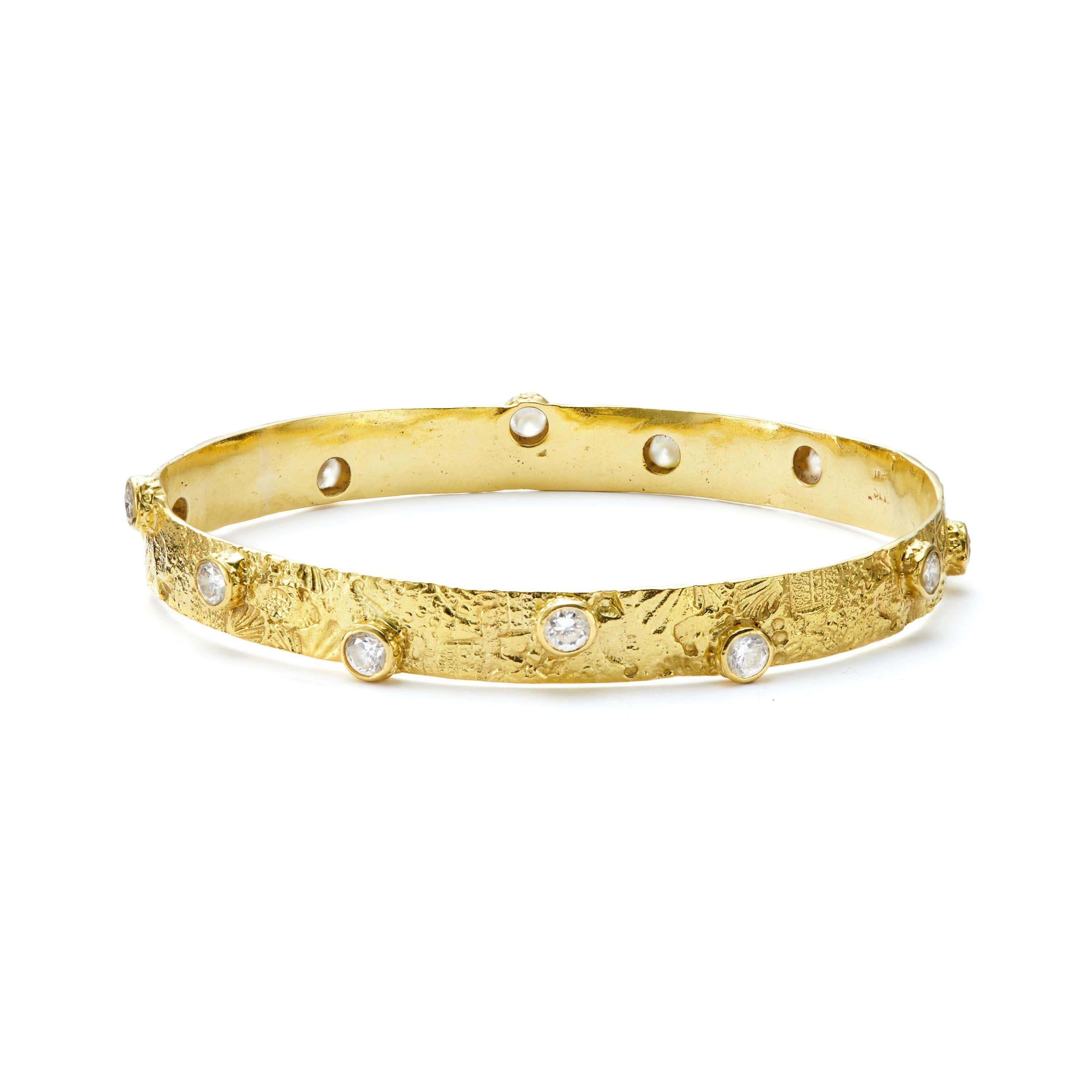 Our 18kt Gold Seascape Bangle, scattered with over 3 carats of brilliant cut Diamonds, is the perfect piece for any occasion.

Diamonds: 3.33ct GSI1

Also available with Blue Sapphires, Pink Sapphires, or Aquamarines.


