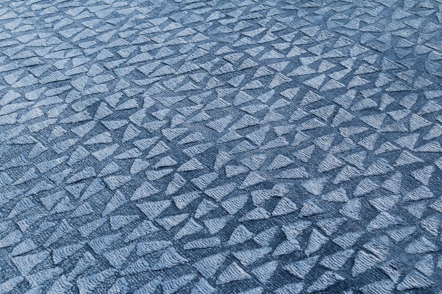 Tribale Tappeto geometrico Dancing Triangles di Joseph Carini, in seta indaco. in vendita