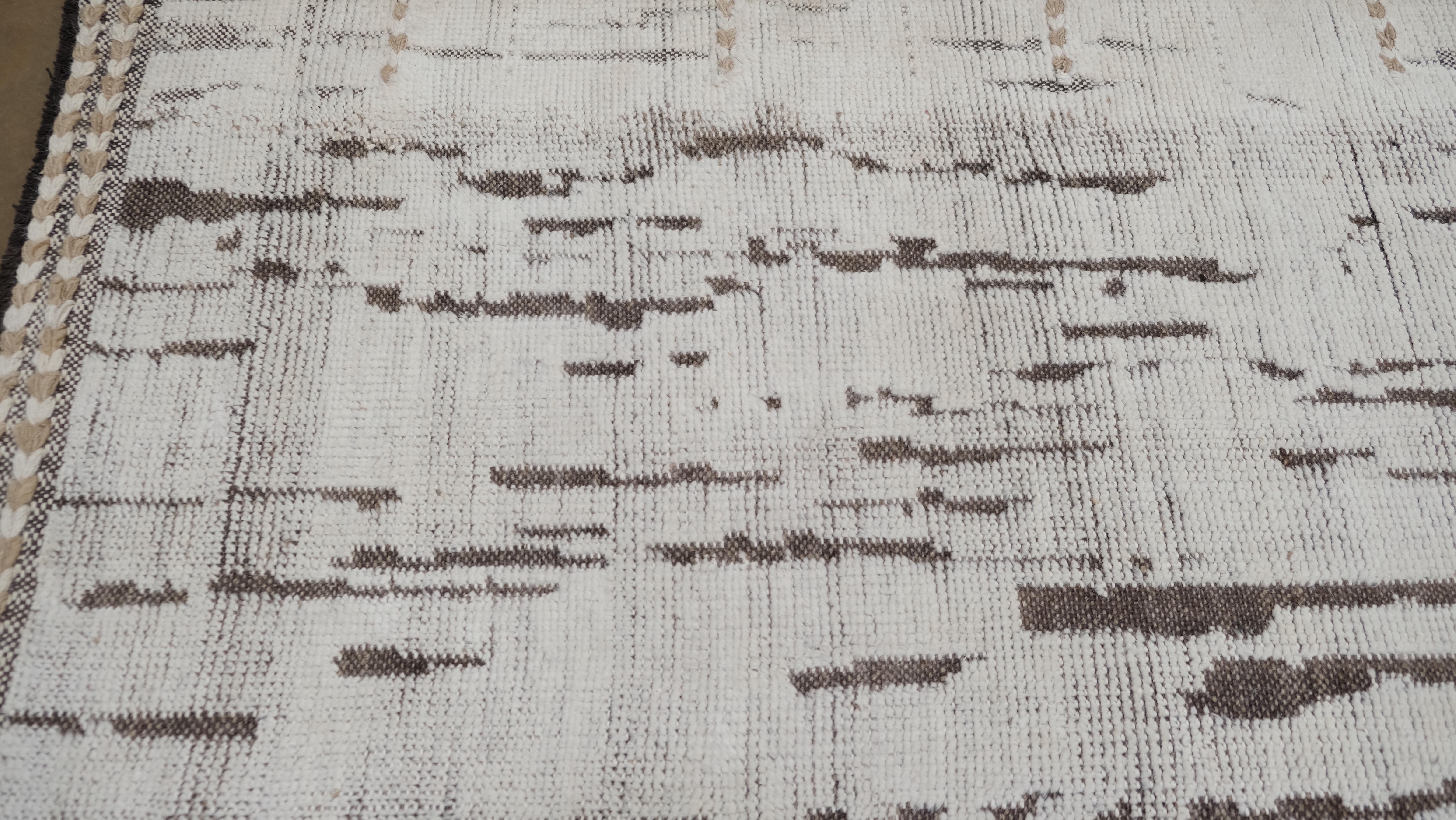 Texturierter, einfach gemusterter, handgeknüpfter Woll-Läufer 3'2''X8'10'' (Pakistanisch) im Angebot