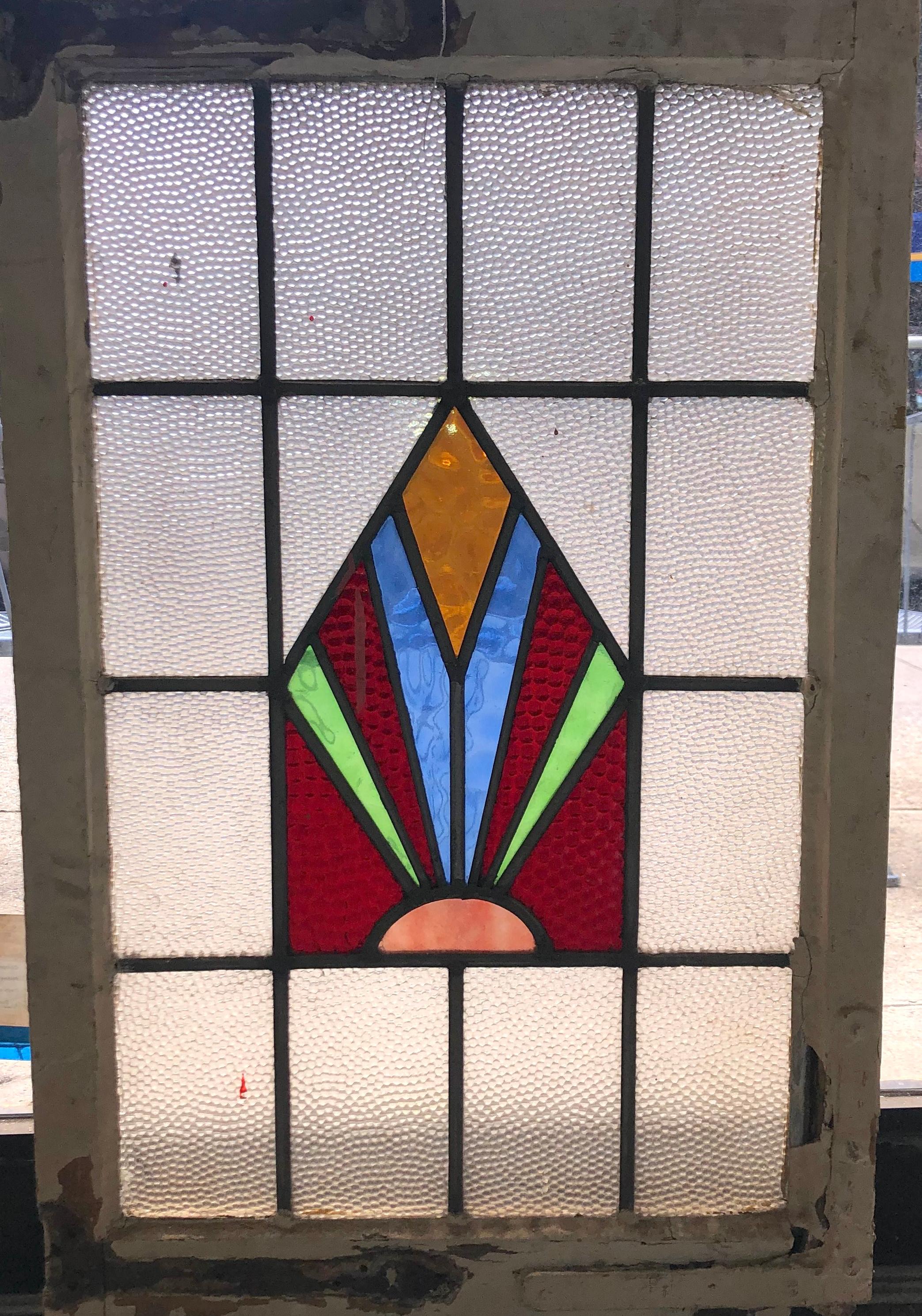 Finestra d'epoca con vetri colorati e testurizzati con disegni a piombo. Ottimo per far entrare la luce nella stanza senza essere trasparente.
Attualmente è alloggiato in una cornice di legno - le dimensioni complessive si riferiscono alla vetrata e