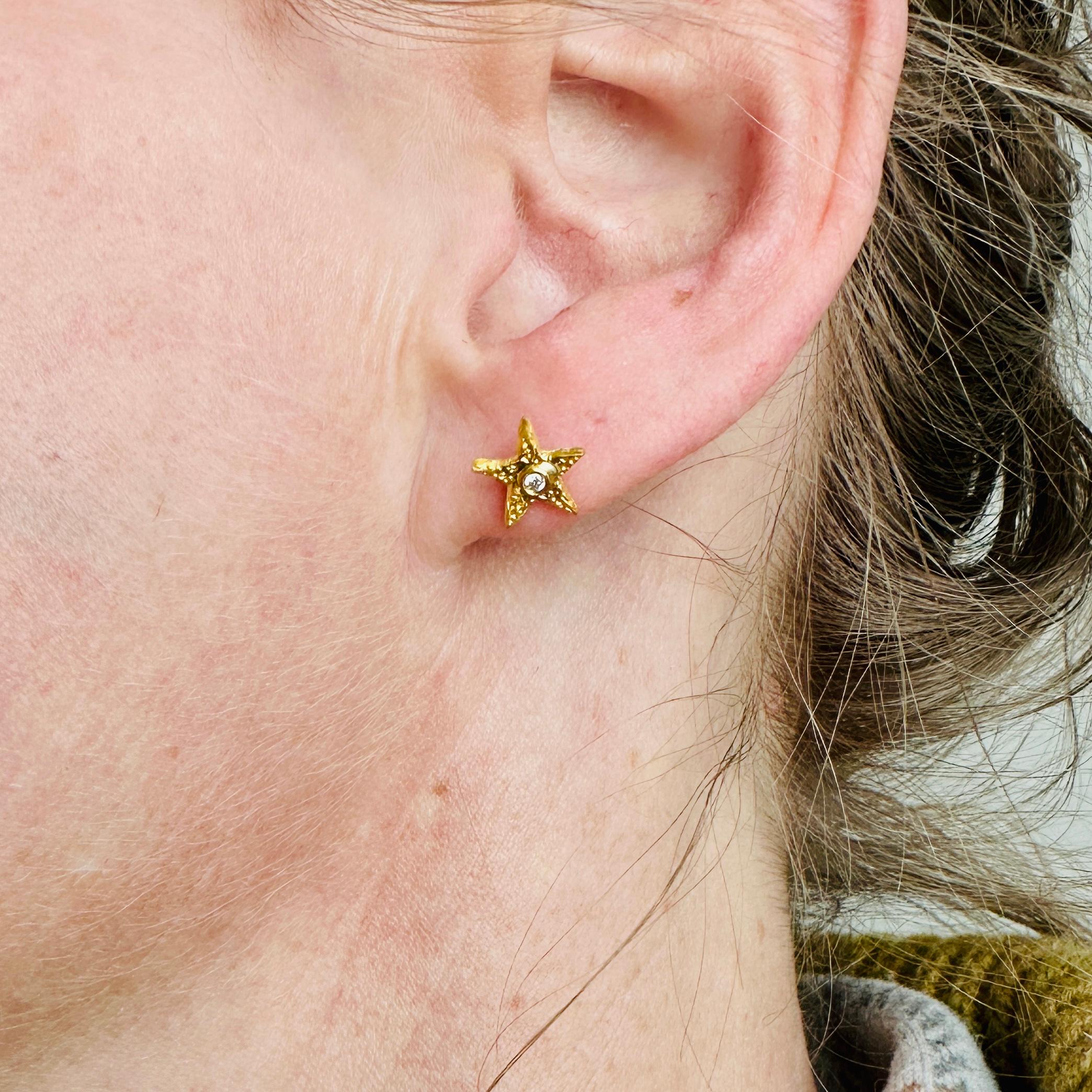 Taille ronde Clous d'oreilles étoile texturés avec diamants, en or 24 carats en vente