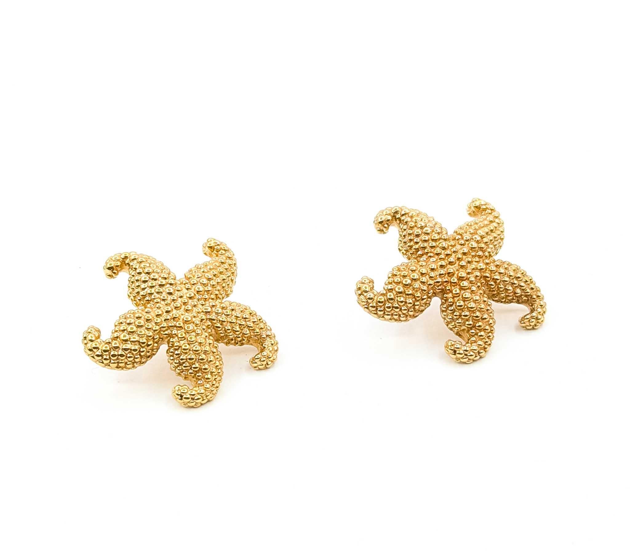 Questi orecchini vintage e giocosi sono realizzati in oro giallo 14k e disegnati a forma di stella marina, ognuna delle quali misura 31,5 mm. La superficie dettagliata e strutturata imita la forma naturale di una stella marina, conferendo agli